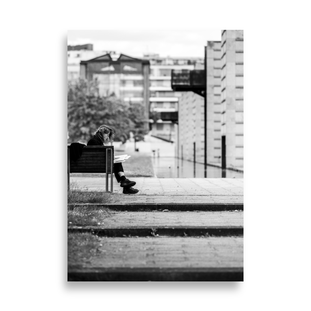 Dame lisant un livre sur un banc du Parc André Citroën, Paris.