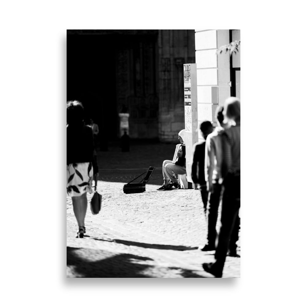 Poster de photographie en noir et blanc d'un homme jouant de l'accordéon dans les rues de Rouen, avec la cathédrale en arrière-plan.