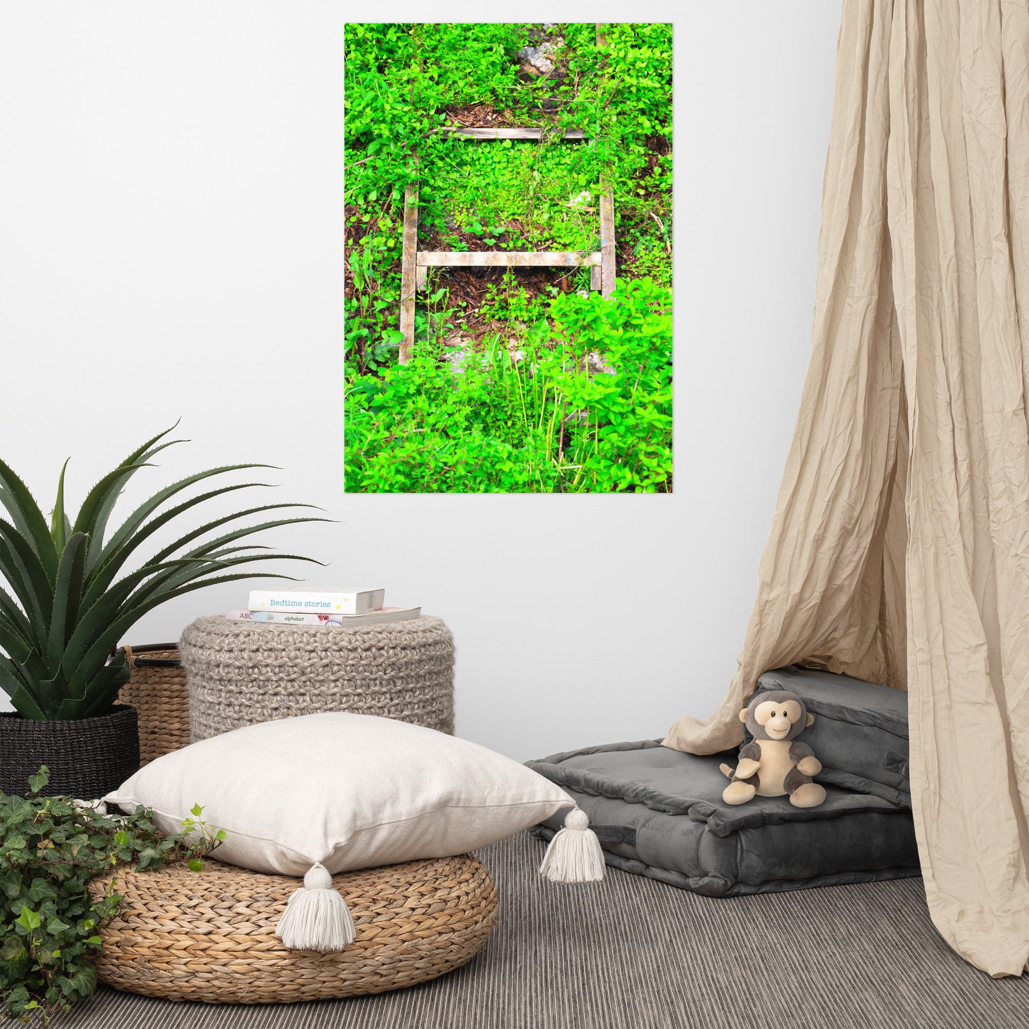 Poster Echelle Verdoyante, une photographie captivante d'une échelle envahie par la verdure, idéal pour les amoureux de la nature et ceux qui cherchent à créer une ambiance naturelle dans leur intérieur.