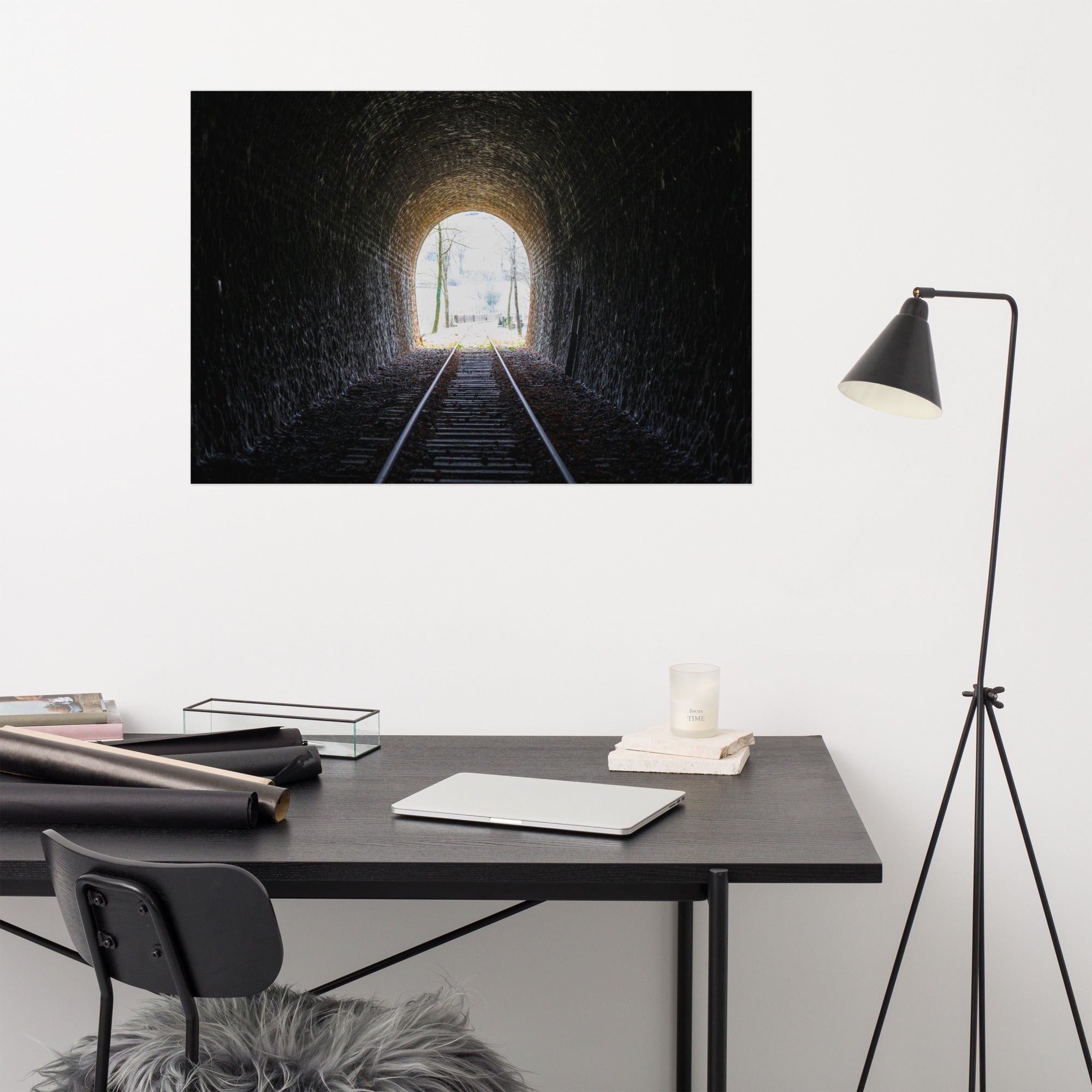 Poster Le Bout du Tunnel, une photographie captivante d'un ancien chemin de fer, idéal pour ceux qui cherchent à ajouter une touche d'évasion et de fascination à leur décoration intérieure.