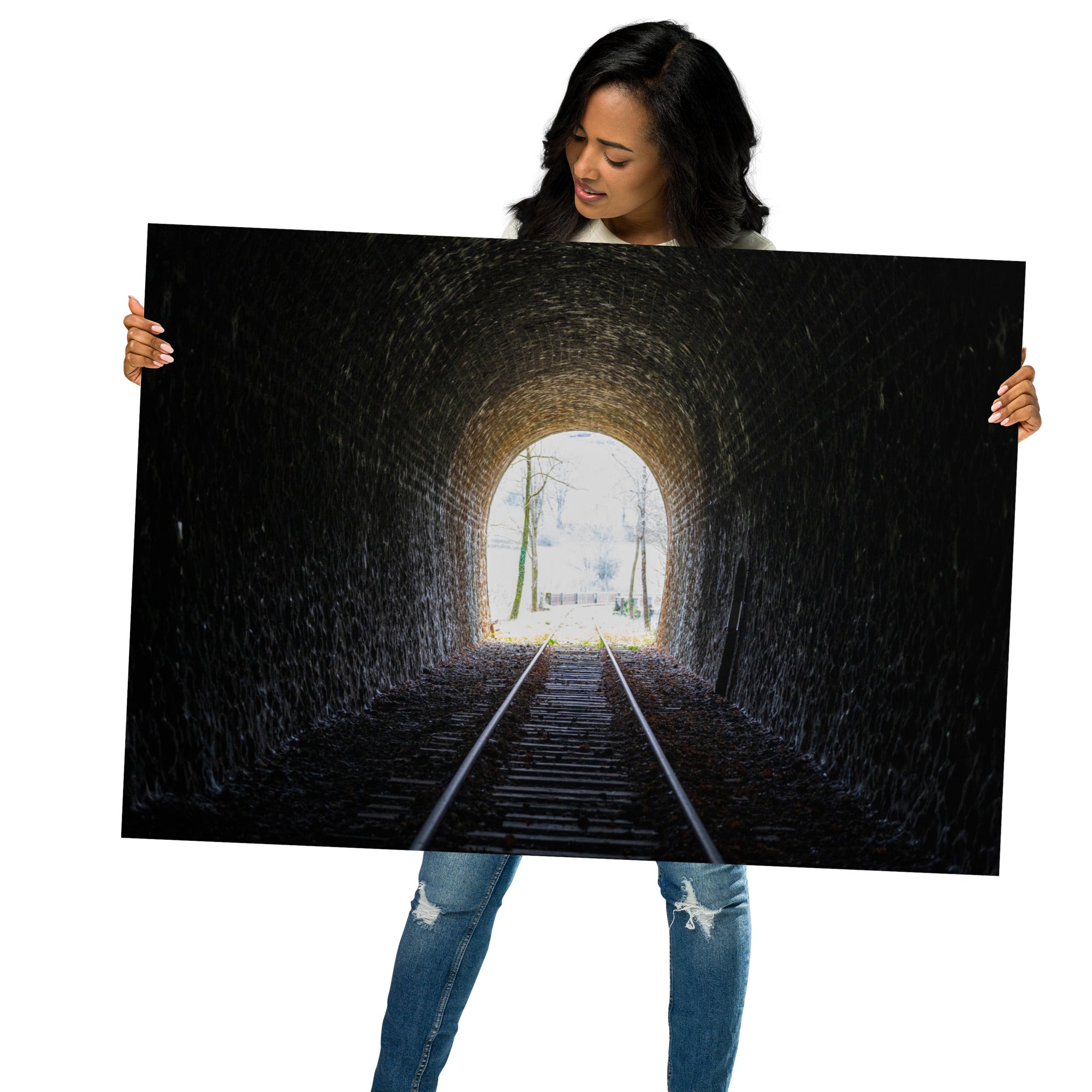 Poster Le Bout du Tunnel, une photographie captivante d'un ancien chemin de fer, idéal pour ceux qui cherchent à ajouter une touche d'évasion et de fascination à leur décoration intérieure.