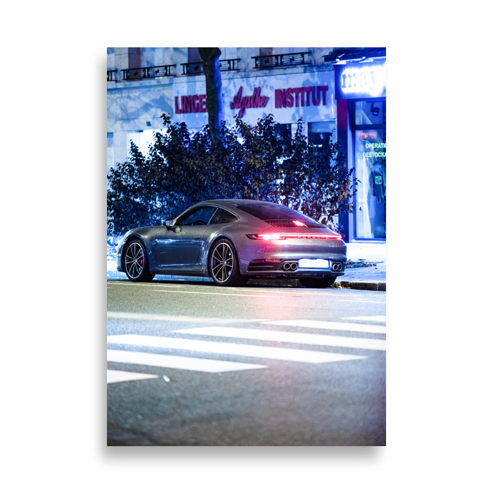 Poster d'une Porsche 911 Carrera S garée sous la pluie de nuit à Paris