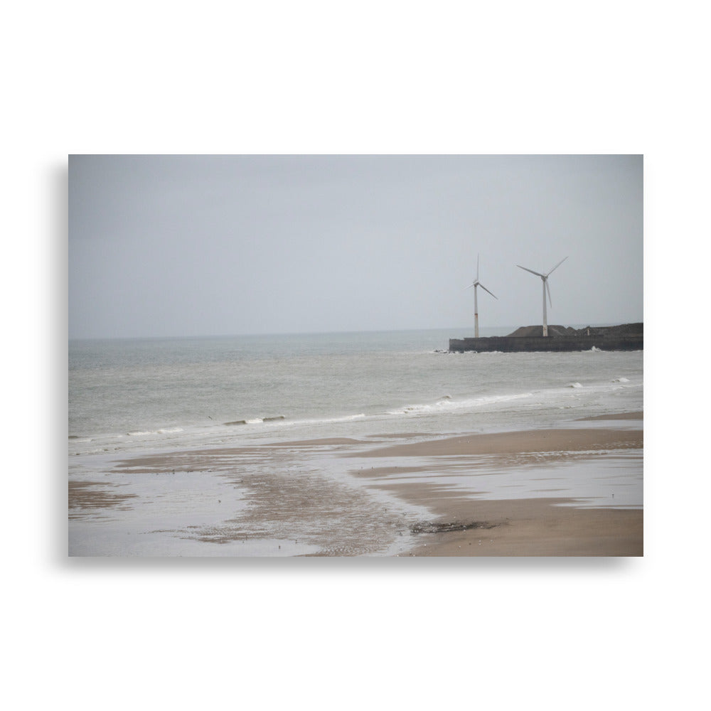 Poster d'une plage brumeuse avec mouettes et éoliennes sur la côte nord de la France