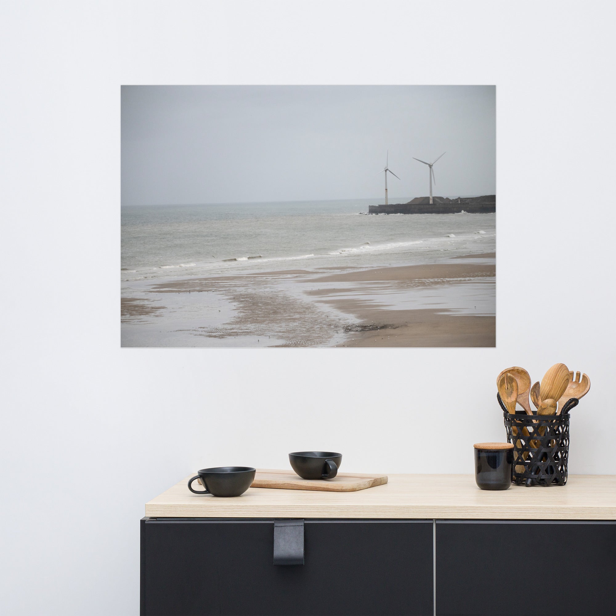 Poster d'une plage brumeuse avec mouettes et éoliennes sur la côte nord de la France