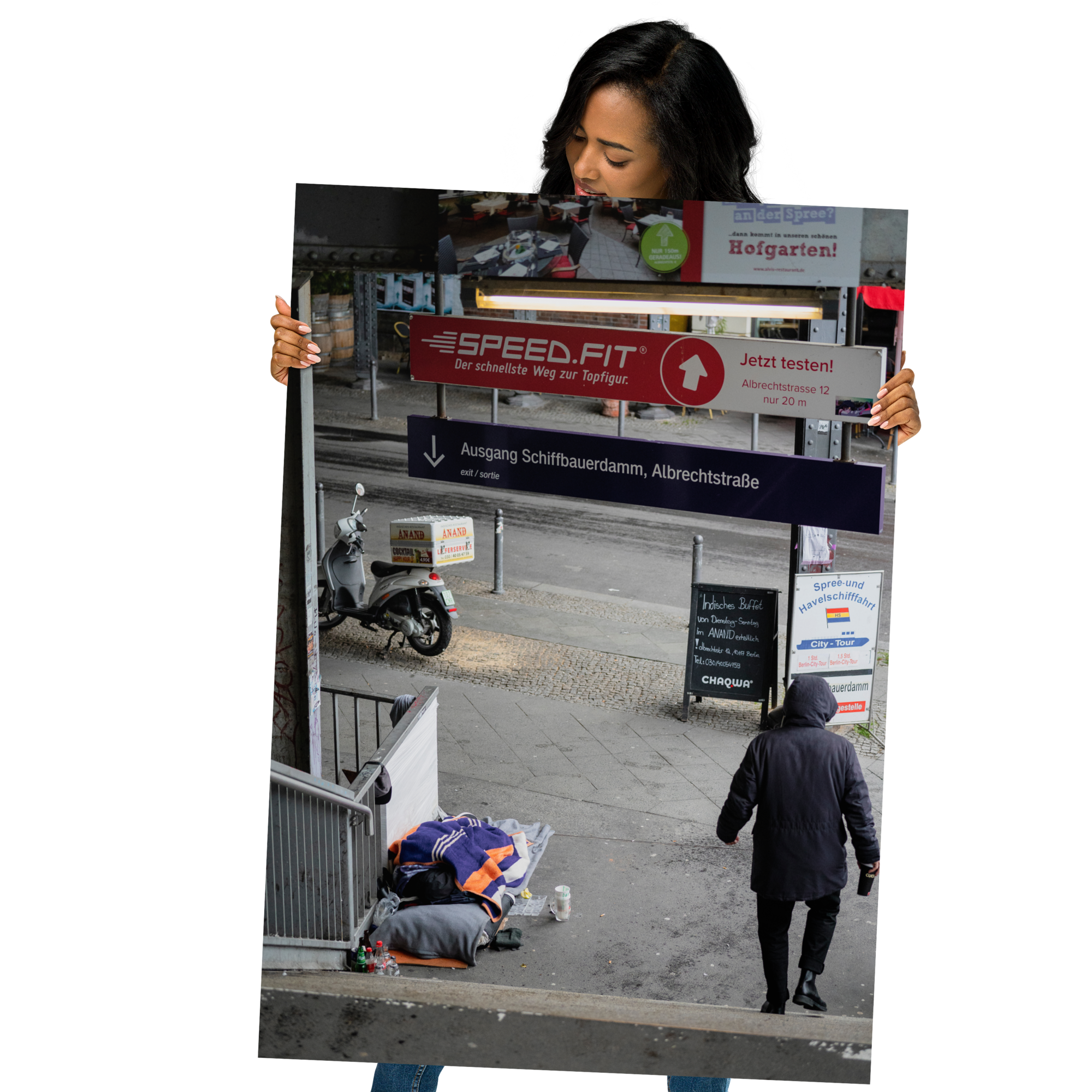 Photographie 'Contrastes de Berlin' montrant un homme sans domicile fixe reposant sous le métro berlinois, juxtaposé à un scooter de livraison alimentaire