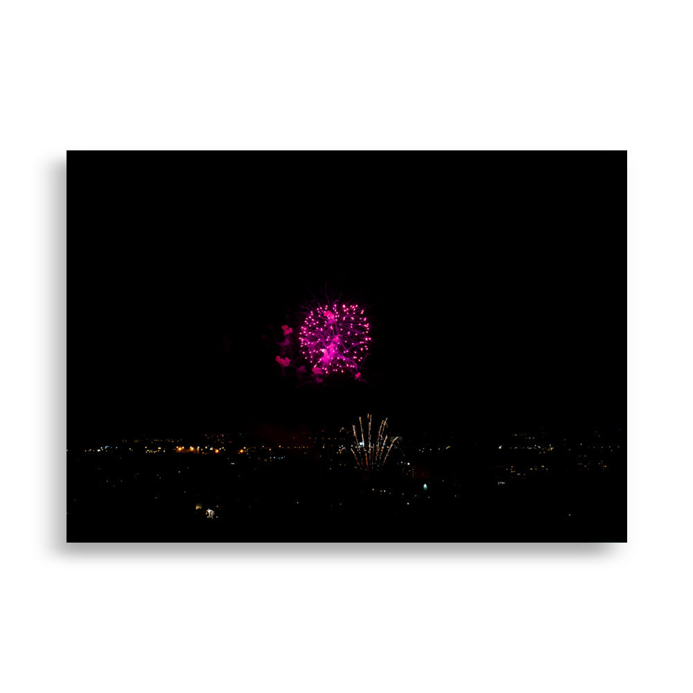 Poster '14 Juillet Rose' montrant une photographie d'un feu d'artifice rose formant des petits cœurs dans le ciel pour la Fête nationale du 14 juillet.