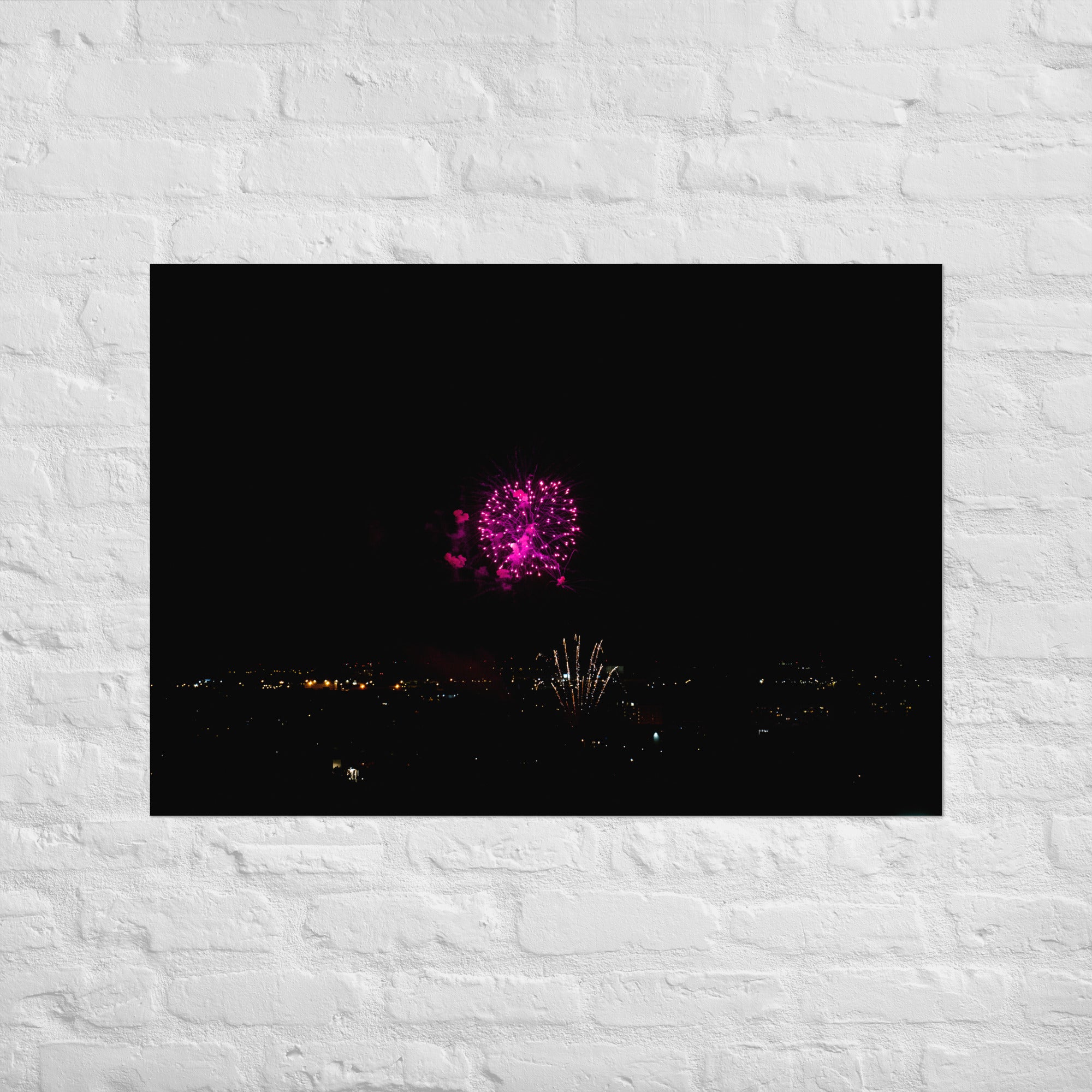 Poster '14 Juillet Rose' montrant une photographie d'un feu d'artifice rose formant des petits cœurs dans le ciel pour la Fête nationale du 14 juillet.