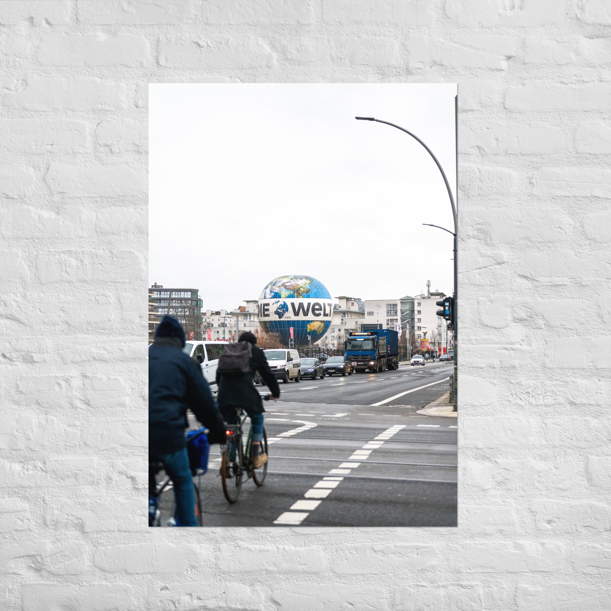 Poster 'Die Welt' représentant la montgolfière Die Welt volant dans le ciel de Berlin.