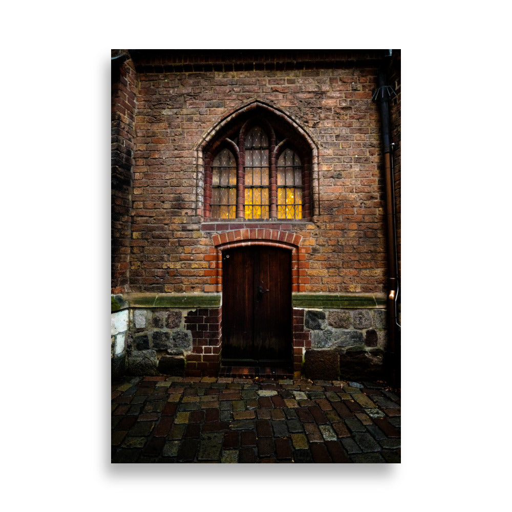 Photographie en couleur de l'entrée de l'église Nikolaikirche à Berlin, montrant des carreaux anciens et une porte en bois, évoquant une atmosphère similaire à celle d'Harry Potter.