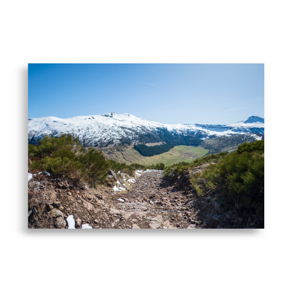 Photo d'un sentier de randonnée montagneux du Puy Mary en Auvergne, illustrant la beauté sauvage du Cantal.