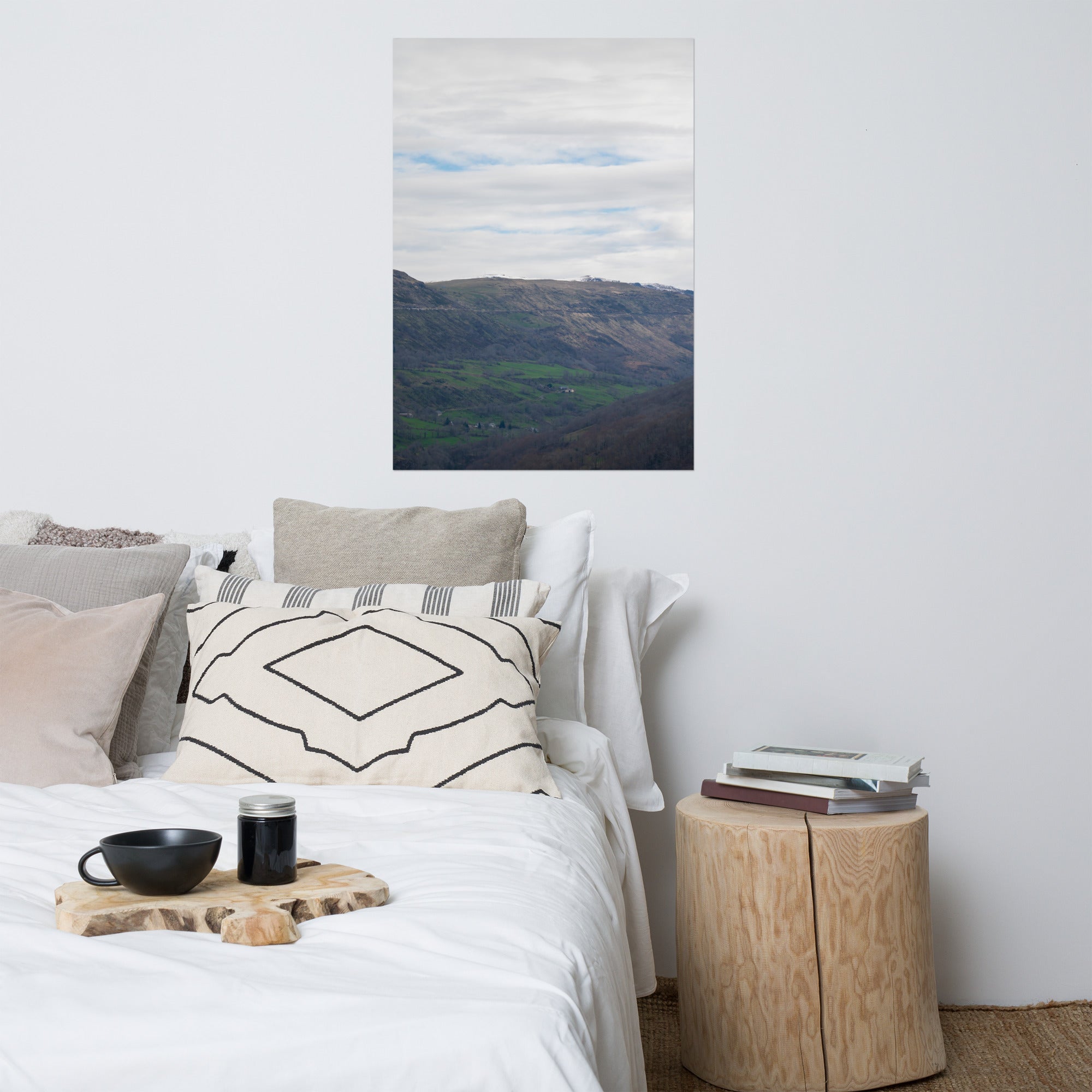 Vue panoramique du paysage auvergnat, capturant la majestuosité naturelle du Cantal.