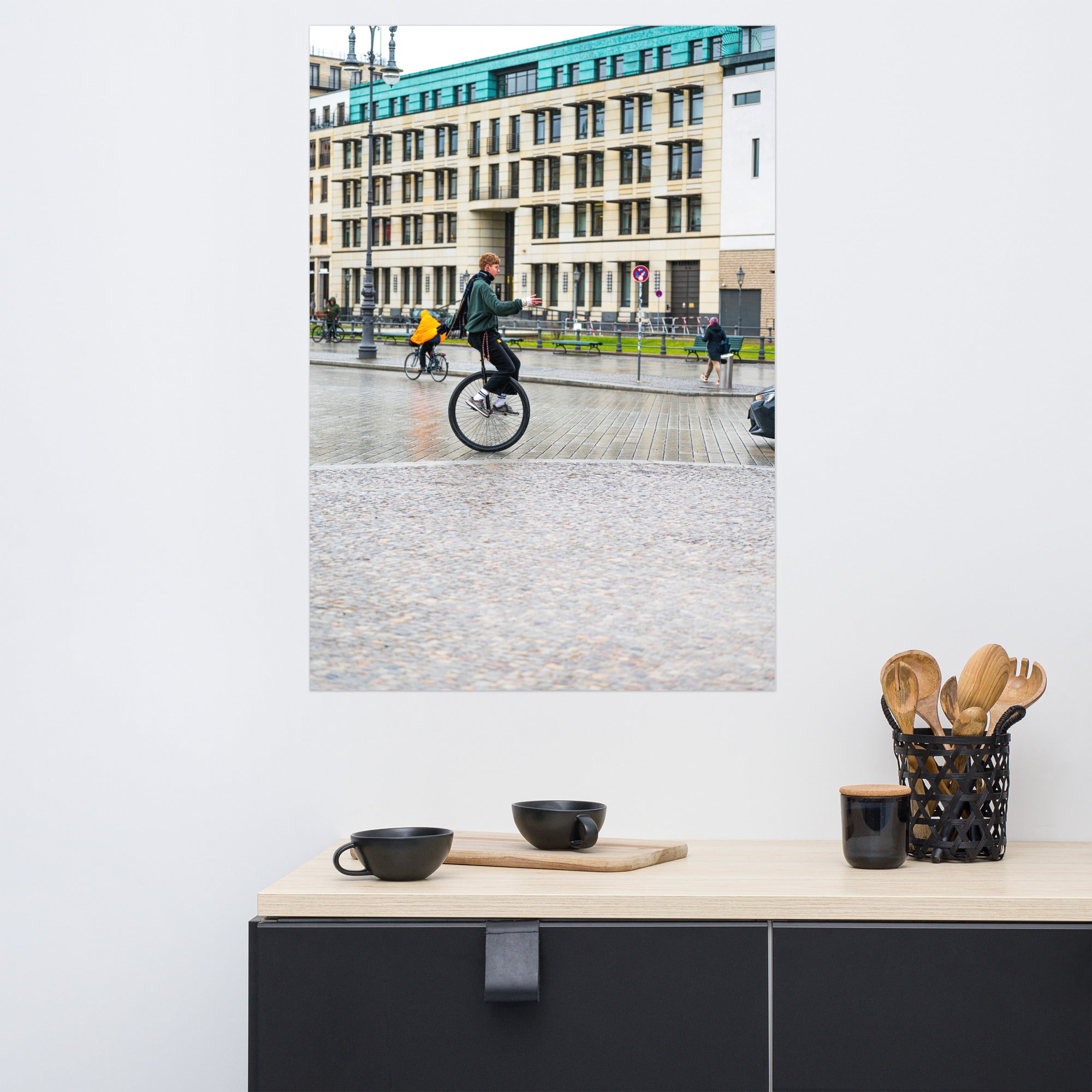 Jeune monocycliste en mouvement près de la Porte de Brandebourg à Berlin.