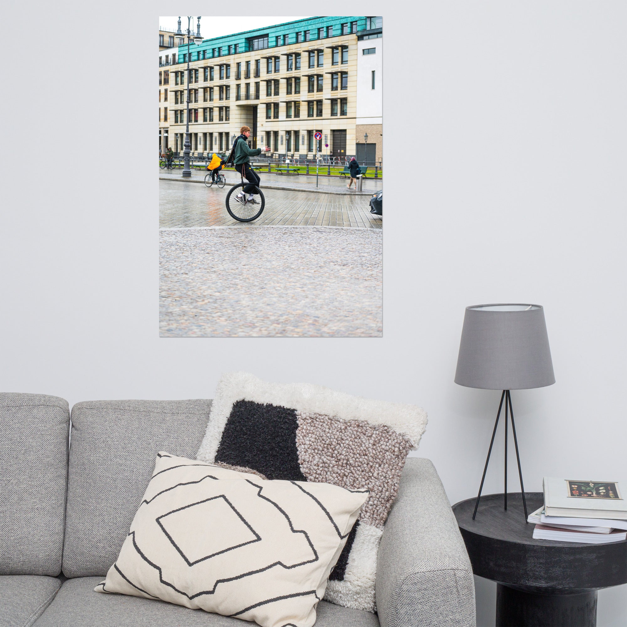 Jeune monocycliste en mouvement près de la Porte de Brandebourg à Berlin.