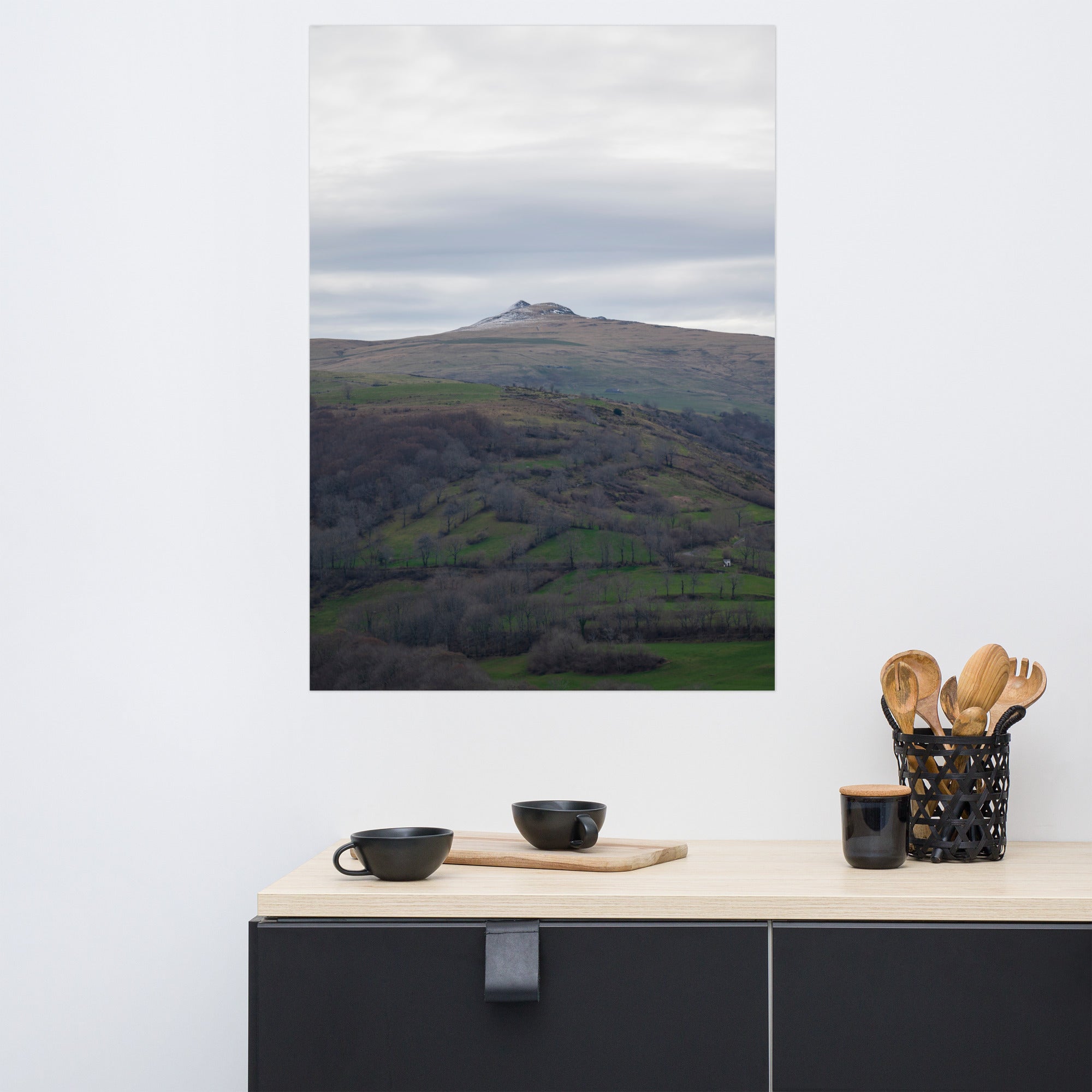 Paysage du Cantal : champs verdoyants en premier plan avec pic montagneux à l'arrière-plan.