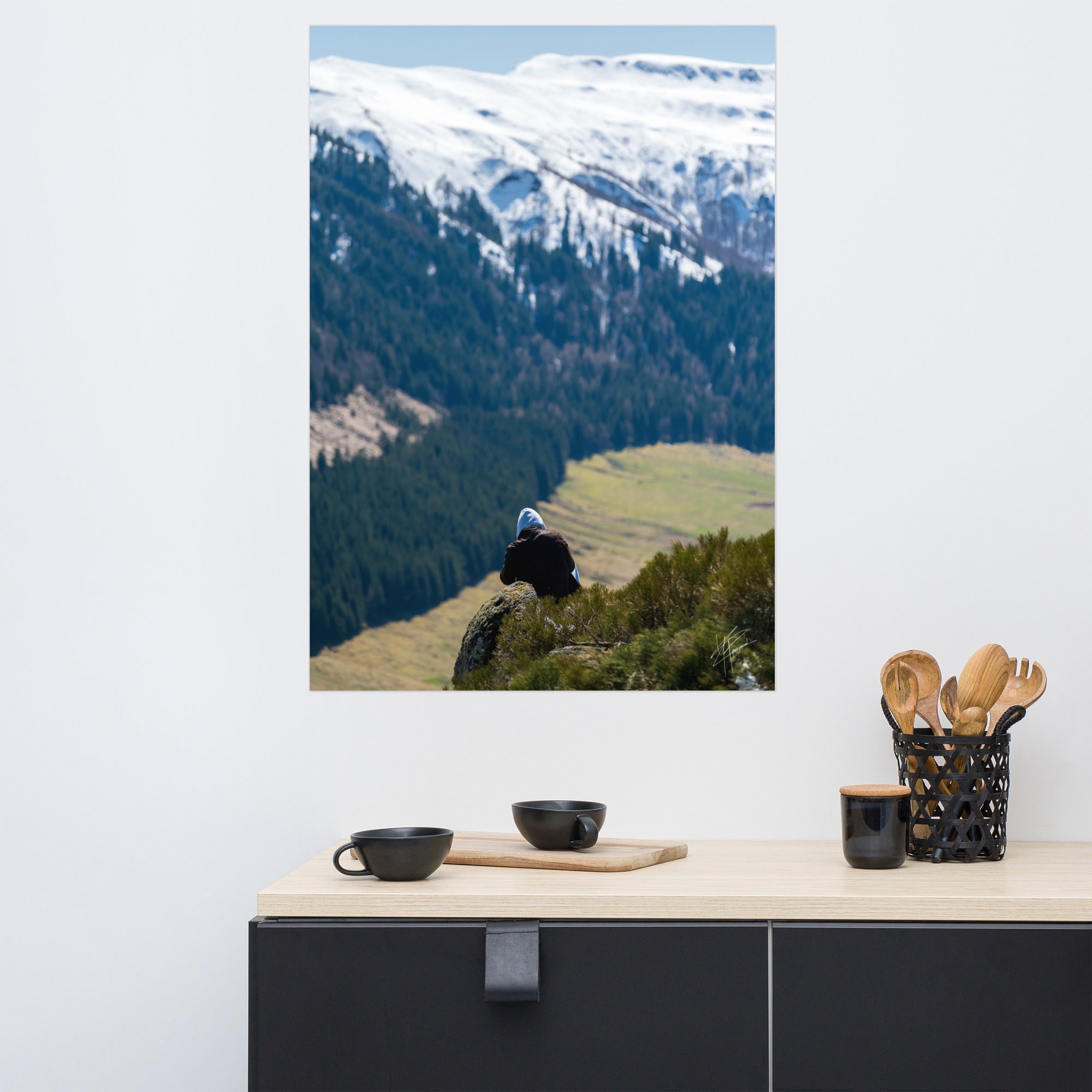 Figure en méditation sur une montagne du Cantal, vaste paysage en arrière-plan.