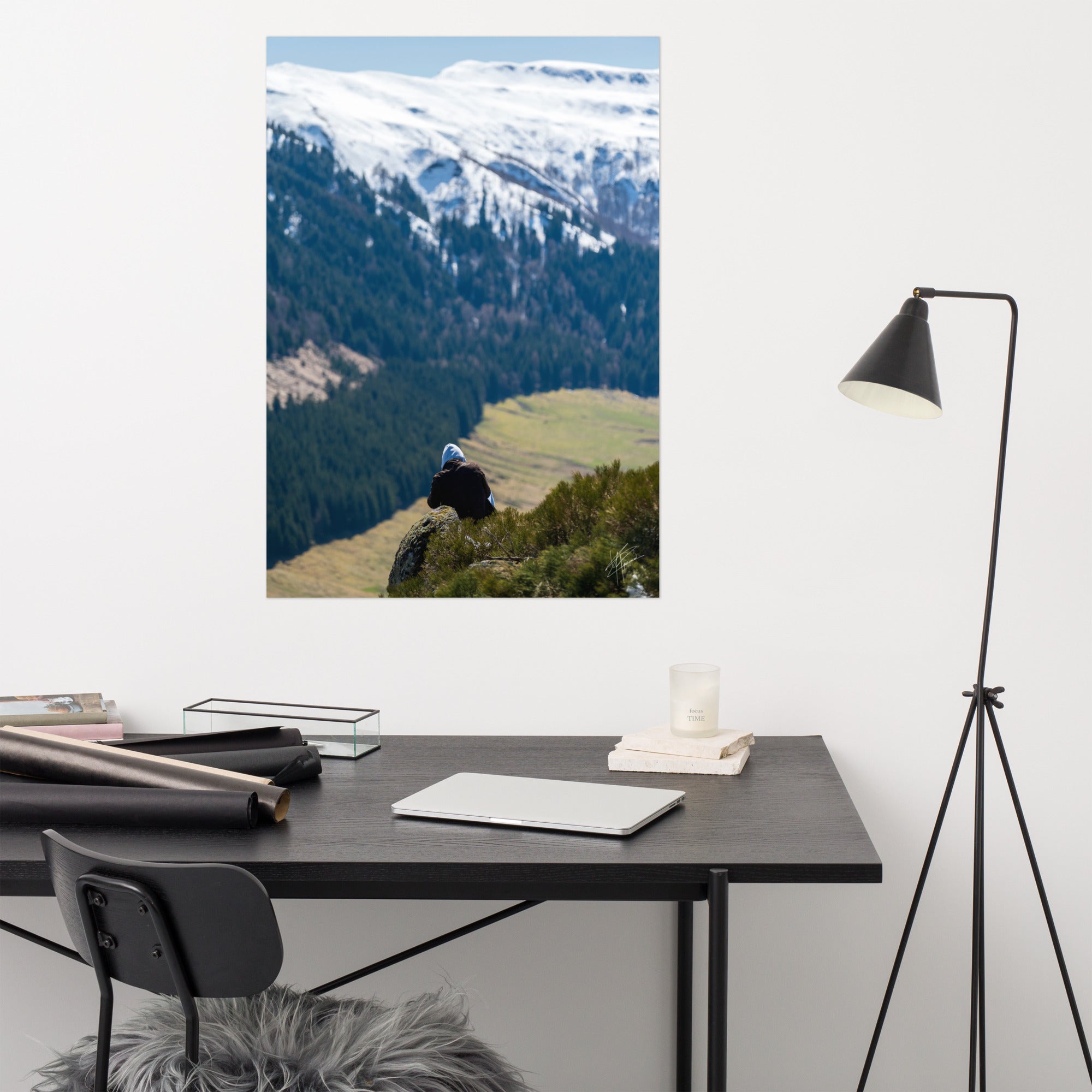 Figure en méditation sur une montagne du Cantal, vaste paysage en arrière-plan.