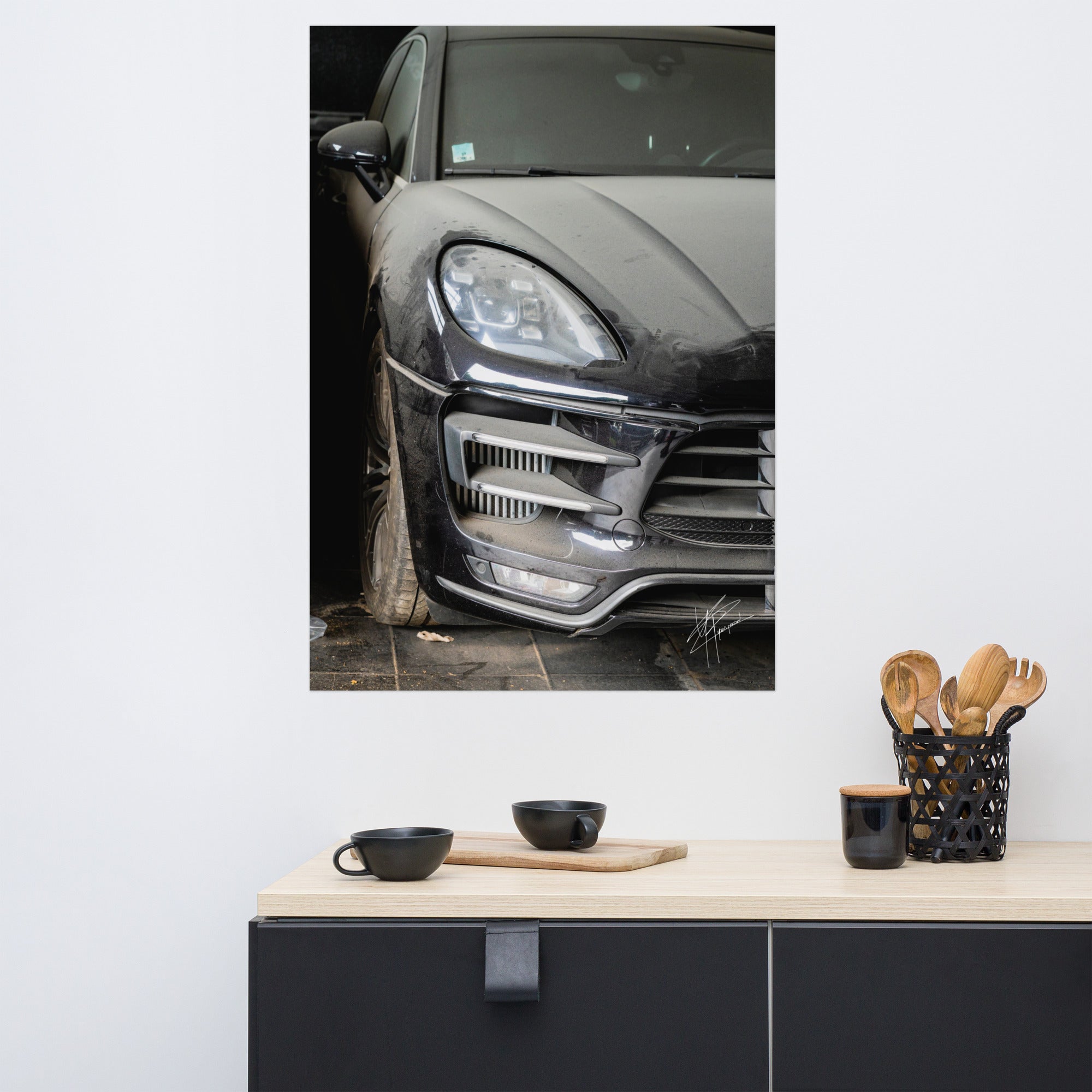 Photographie d'un Porsche Cayenne noir abandonné dans un garage poussiéreux.