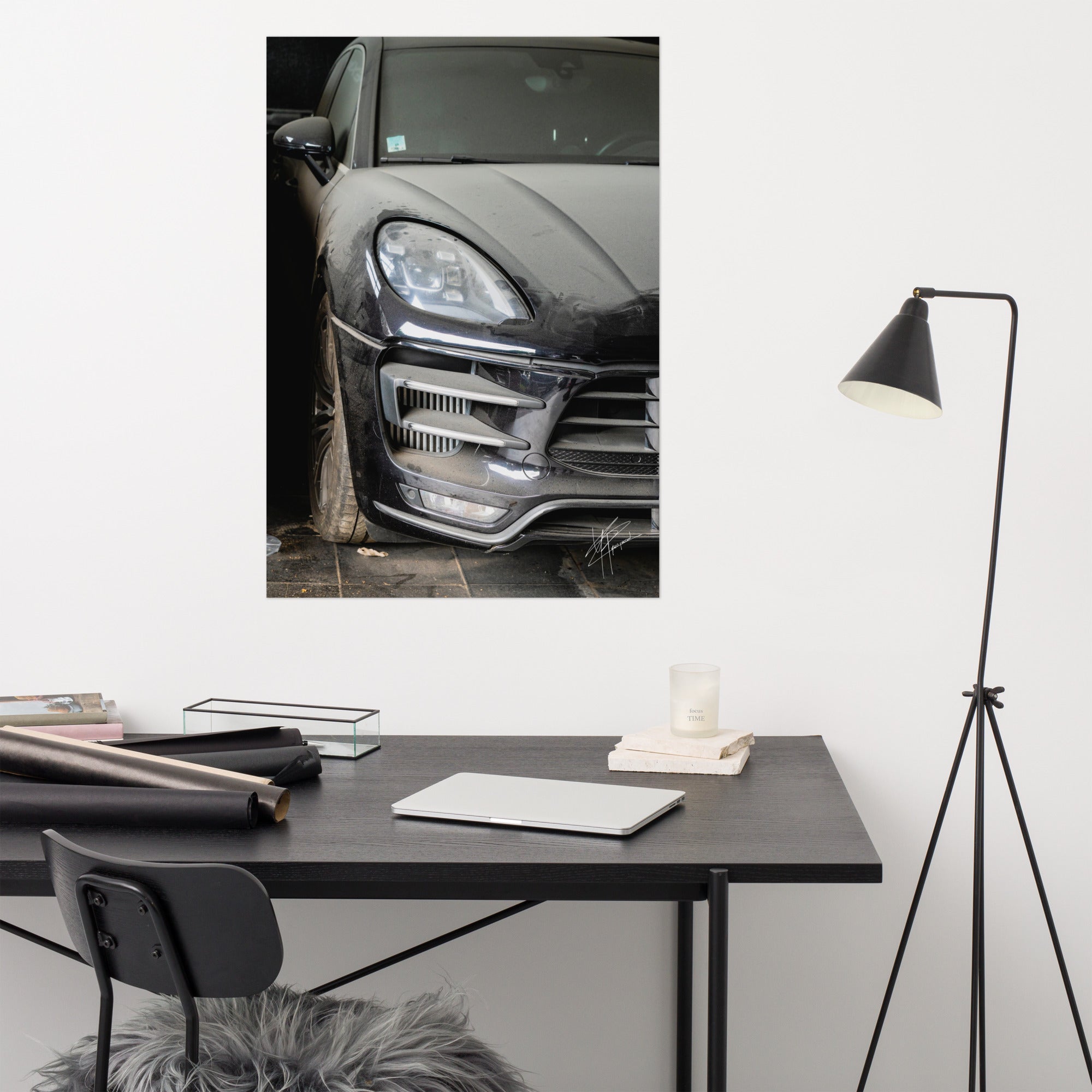 Photographie d'un Porsche Cayenne noir abandonné dans un garage poussiéreux.