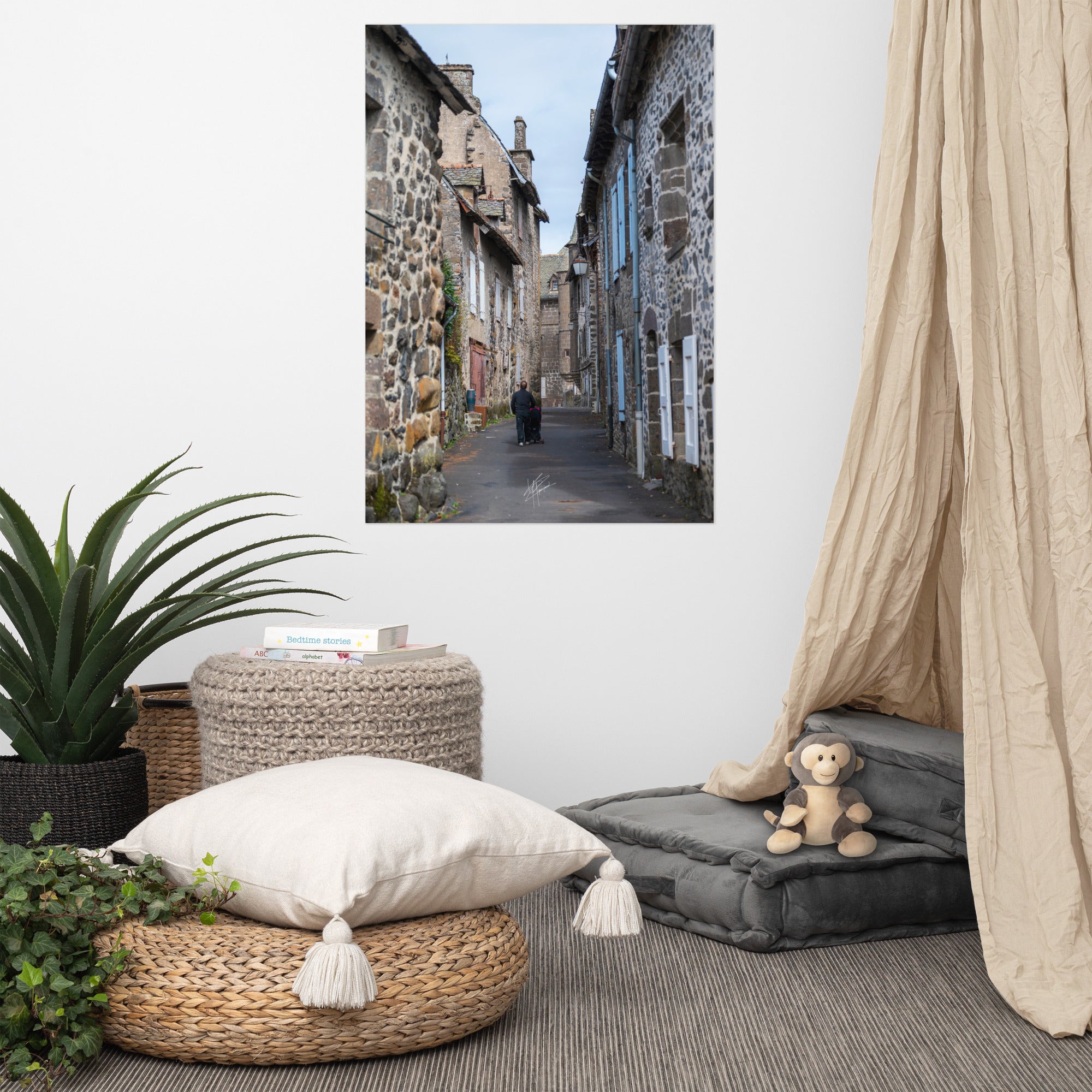 Photographie de la "Rue des Nobles" à Salers, illustrant le patrimoine médiéval de la ville.