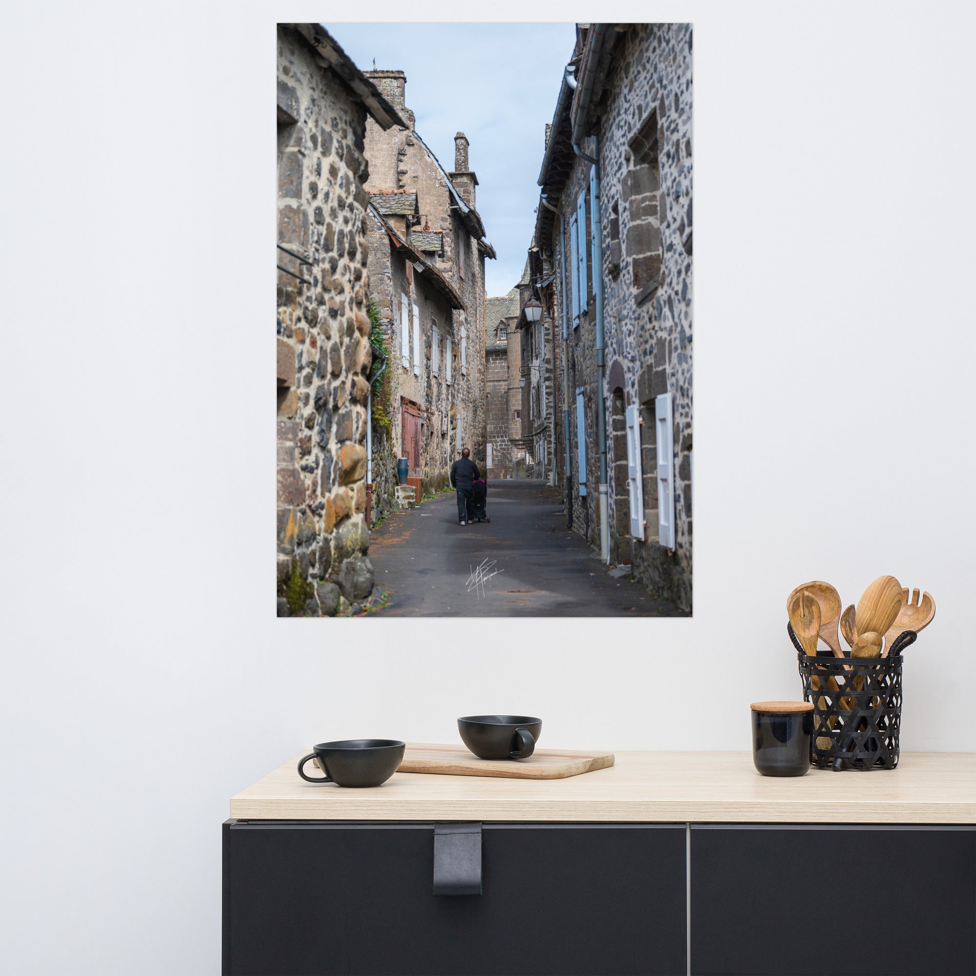 Photographie de la "Rue des Nobles" à Salers, illustrant le patrimoine médiéval de la ville.