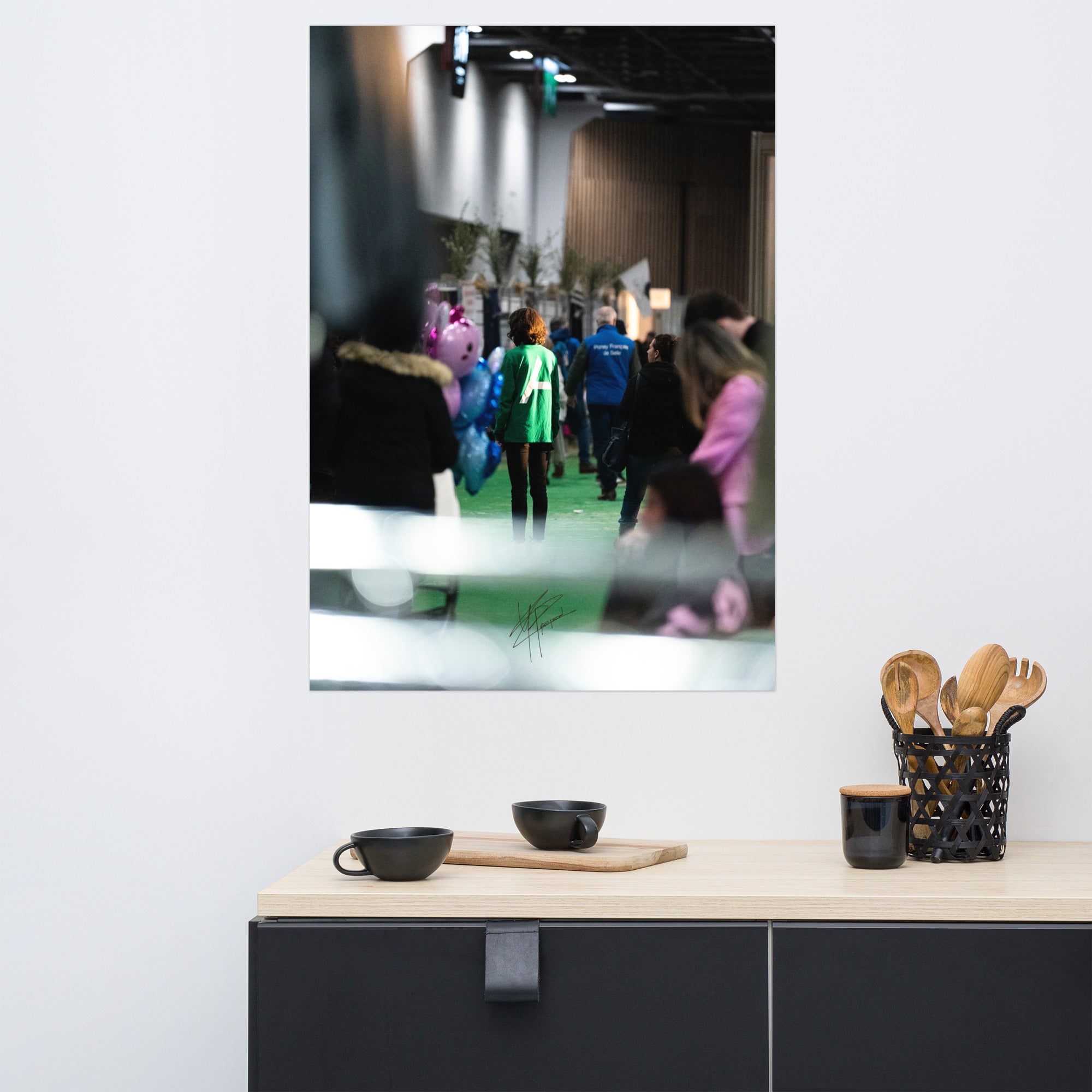 Femme vêtue de vert, capturée de dos sous l'éclairage vibrant du Salon de l'Agriculture 2023.