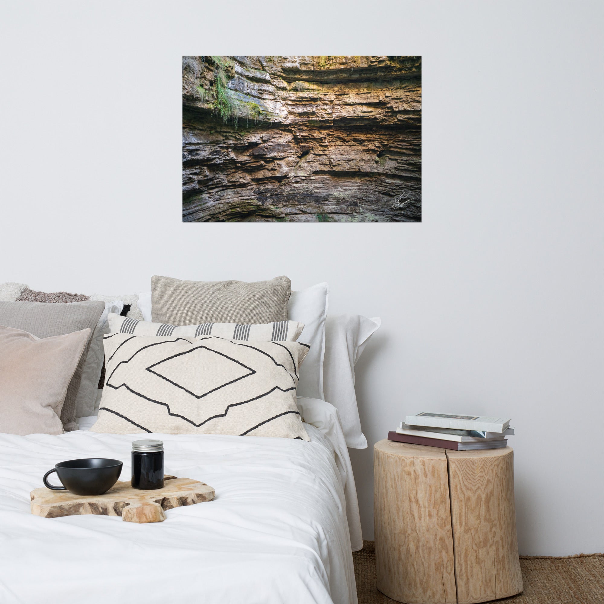 Photographie détaillée d'un mur de roche souterrain au gouffre de Padirac montrant des couches distinctes et des signes d'érosion.