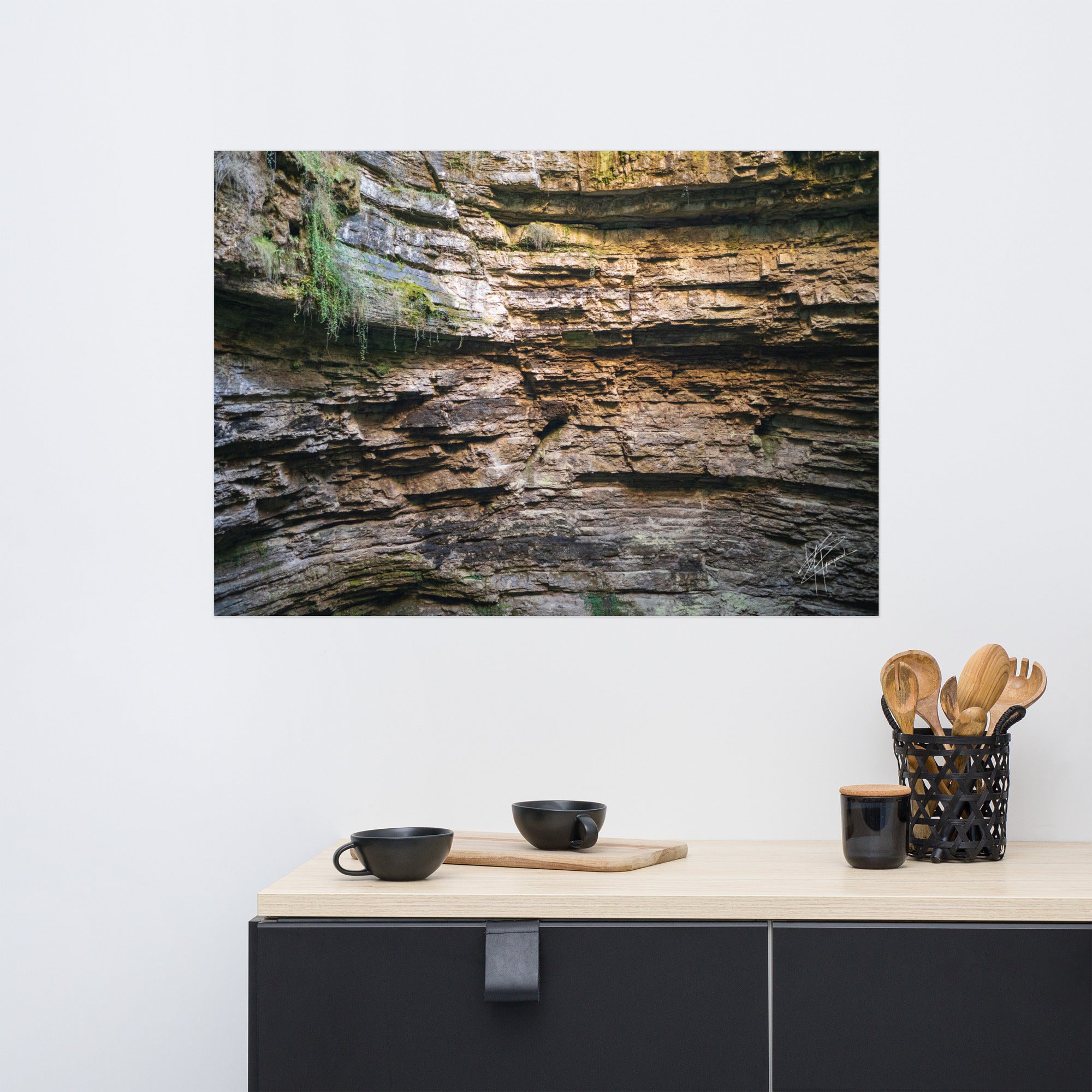 Photographie détaillée d'un mur de roche souterrain au gouffre de Padirac montrant des couches distinctes et des signes d'érosion.