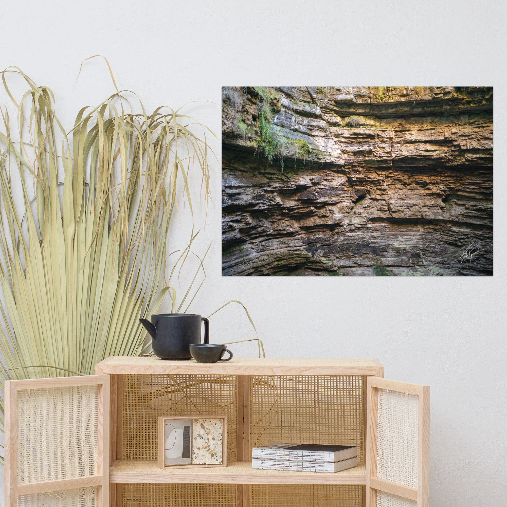 Photographie détaillée d'un mur de roche souterrain au gouffre de Padirac montrant des couches distinctes et des signes d'érosion.