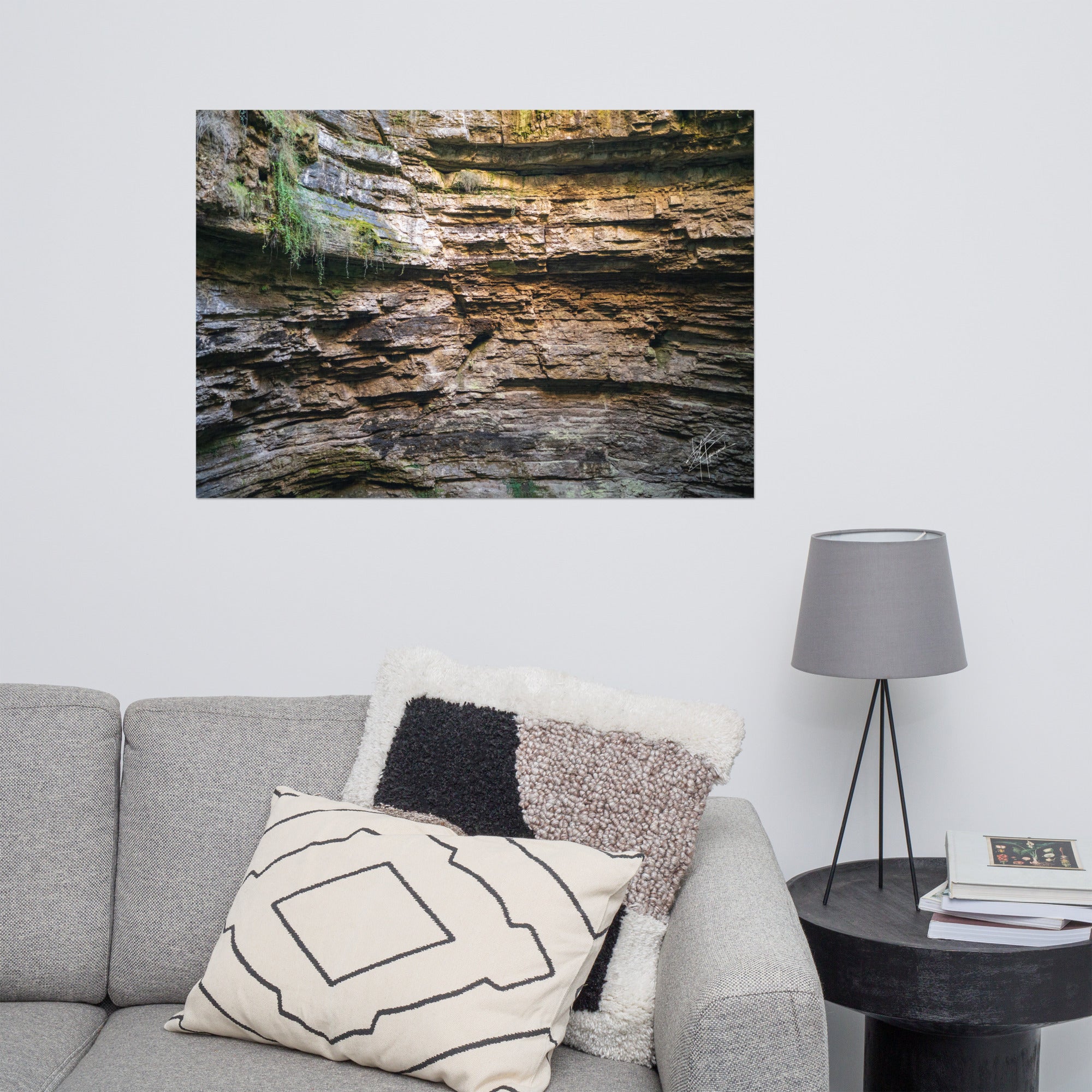 Photographie détaillée d'un mur de roche souterrain au gouffre de Padirac montrant des couches distinctes et des signes d'érosion.