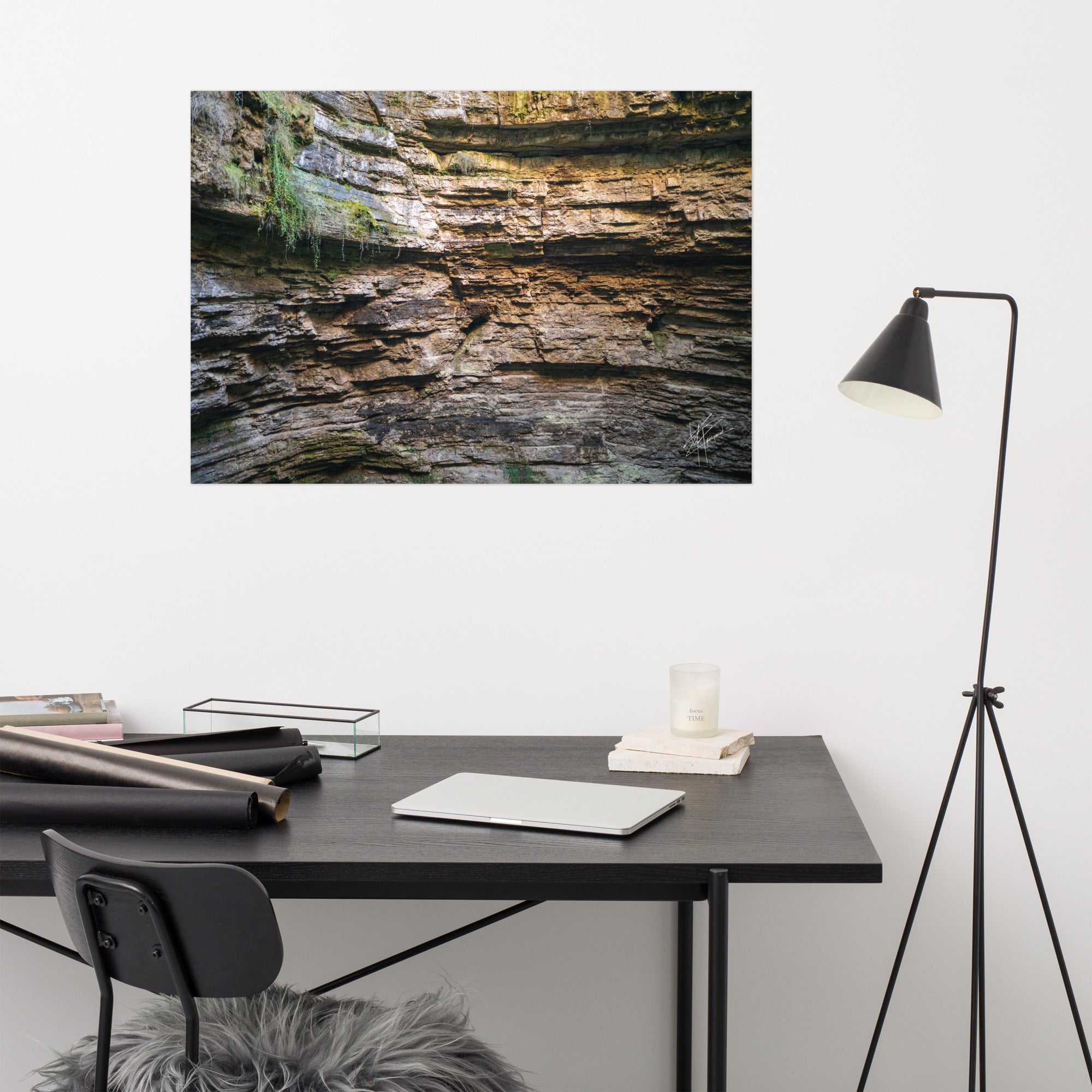 Photographie détaillée d'un mur de roche souterrain au gouffre de Padirac montrant des couches distinctes et des signes d'érosion.