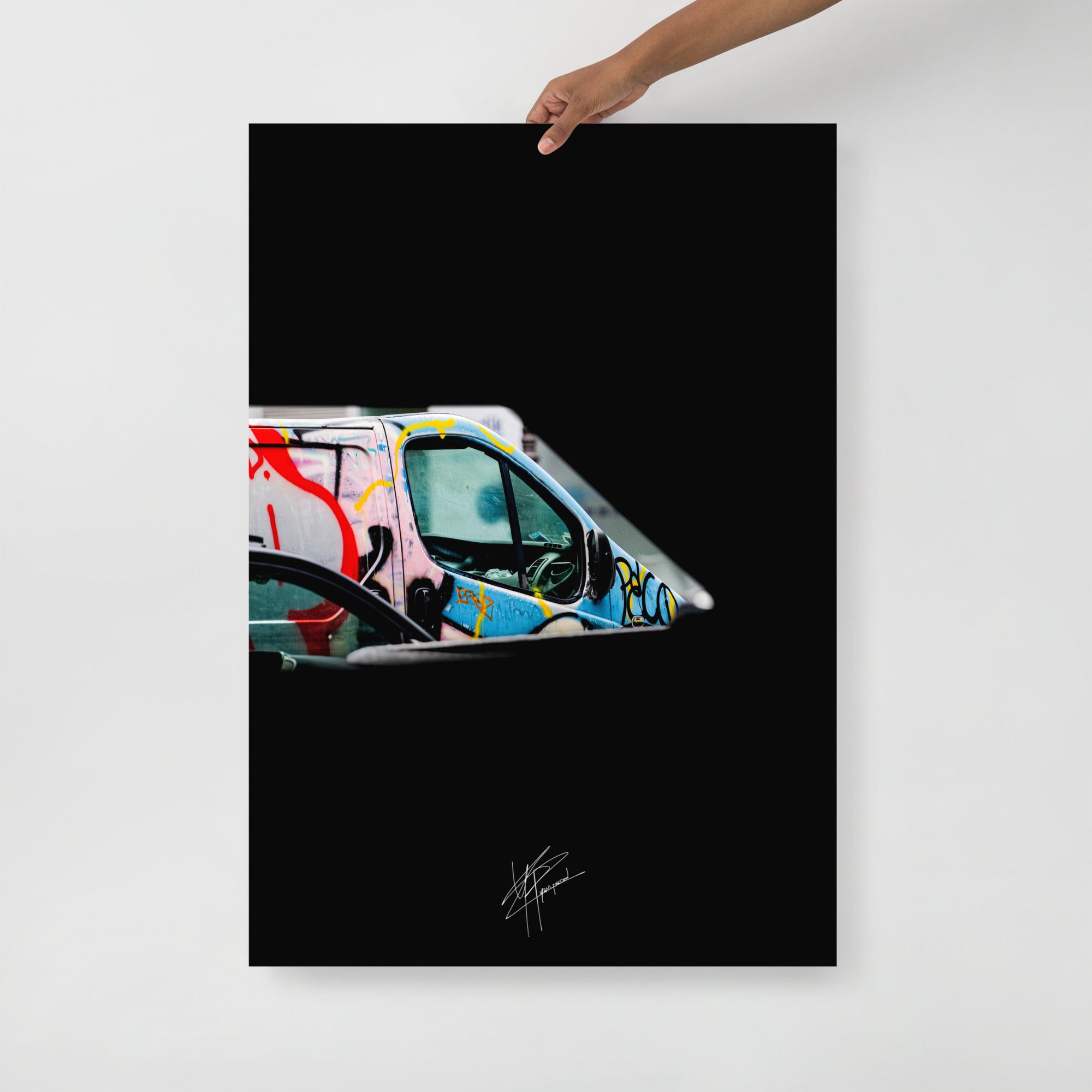 Vue contrastée d'un Renault Trafic éclairé, entouré d'une obscurité artistique, témoignant de l'histoire urbaine et du street art.