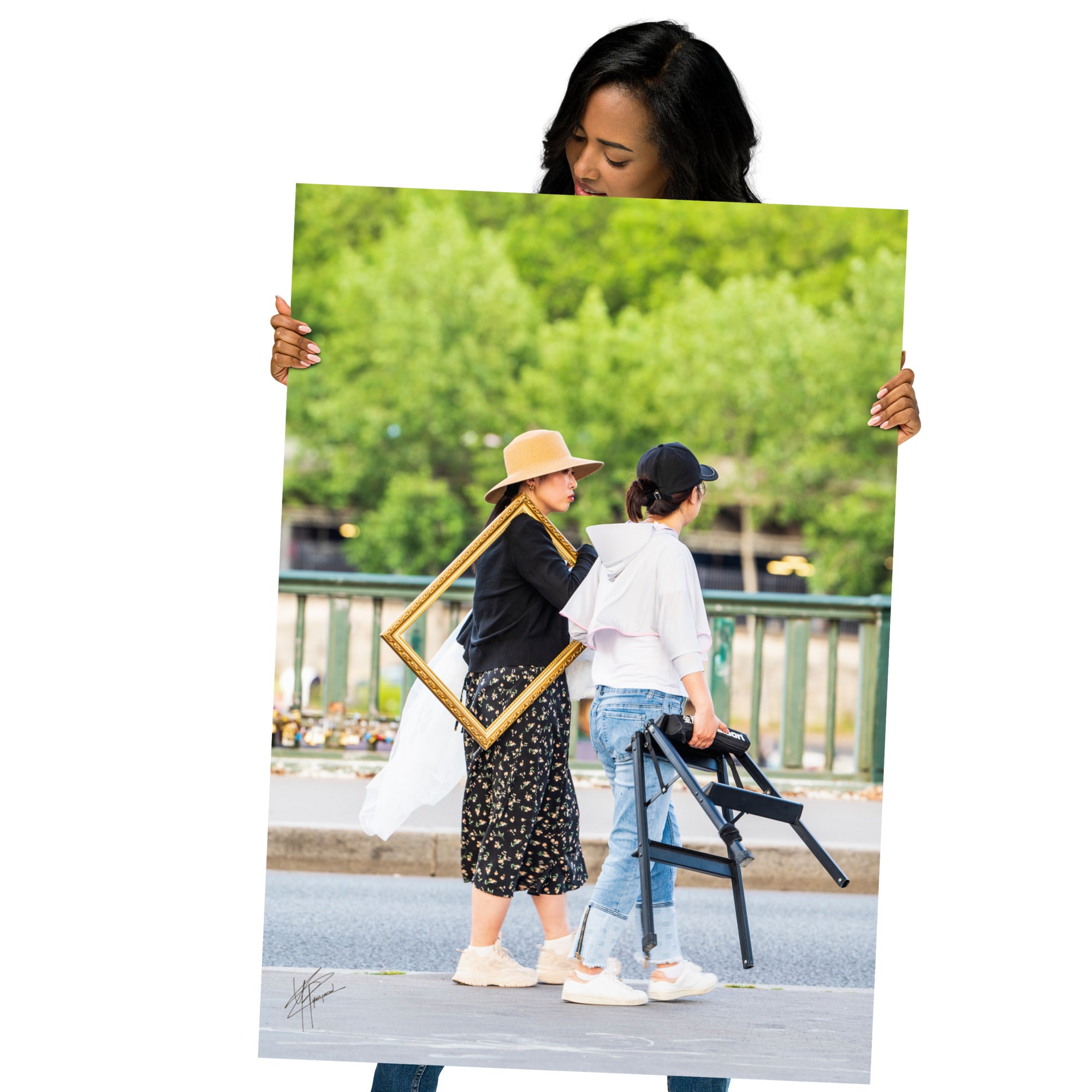 Photographie de deux femmes dans une rue, l'une portant élégamment un cadre en bois, évoquant mystère et art dans le quotidien.