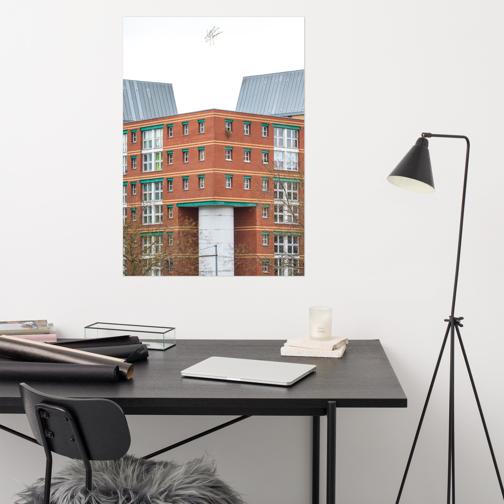 Photographie d'un bâtiment à Berlin, influencé par l'architecte Aldo Rossi, symbolisant l'élégance architecturale et le design italien distinctif.