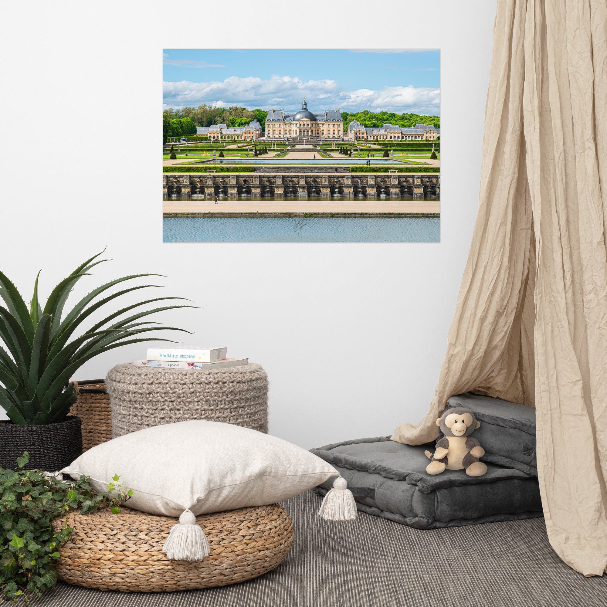 Photographie du Château de Vaux-le-Vicomte sous un ciel clair, mettant en valeur ses jardins impeccables et sa majestueuse architecture du XVIIe siècle.