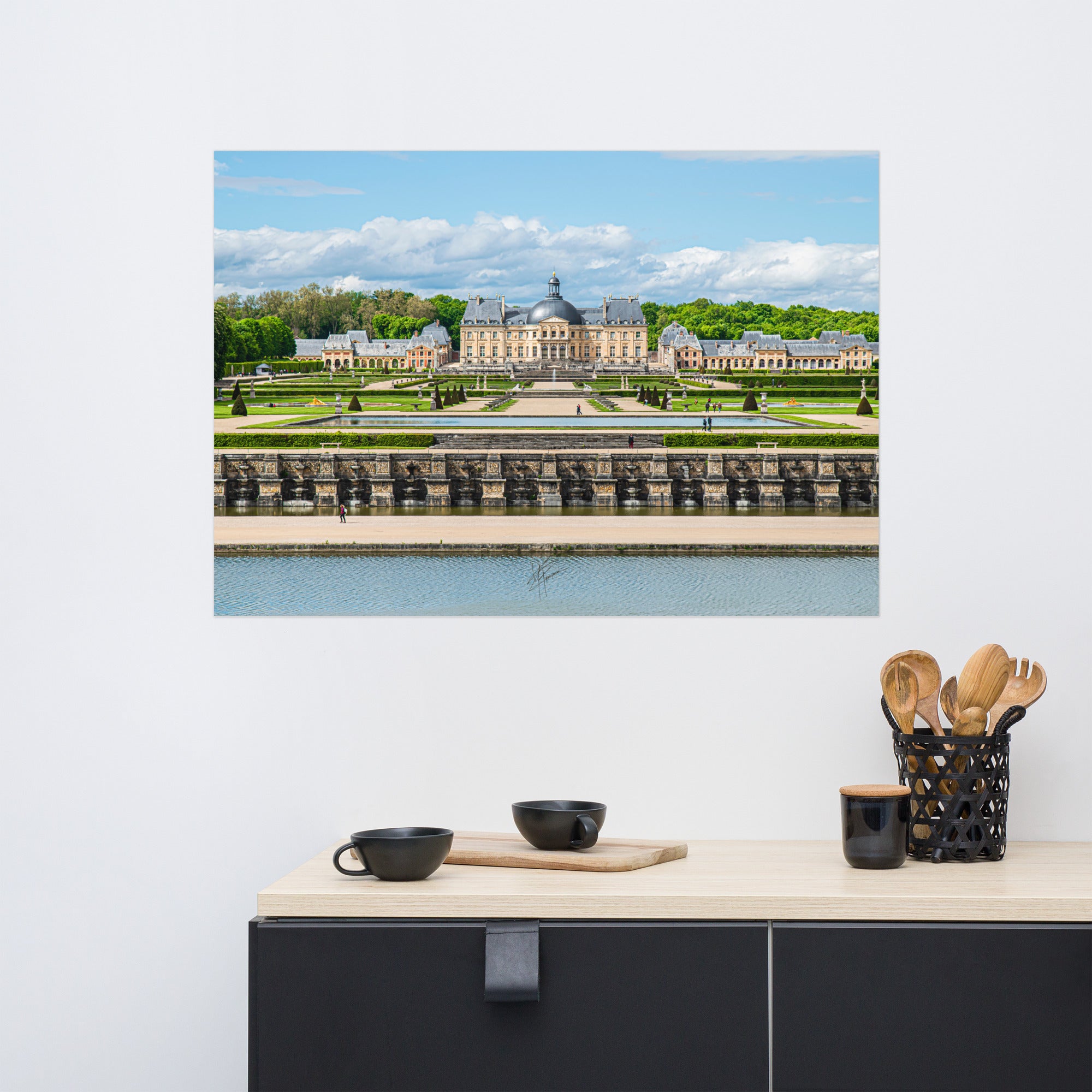 Photographie du Château de Vaux-le-Vicomte sous un ciel clair, mettant en valeur ses jardins impeccables et sa majestueuse architecture du XVIIe siècle.