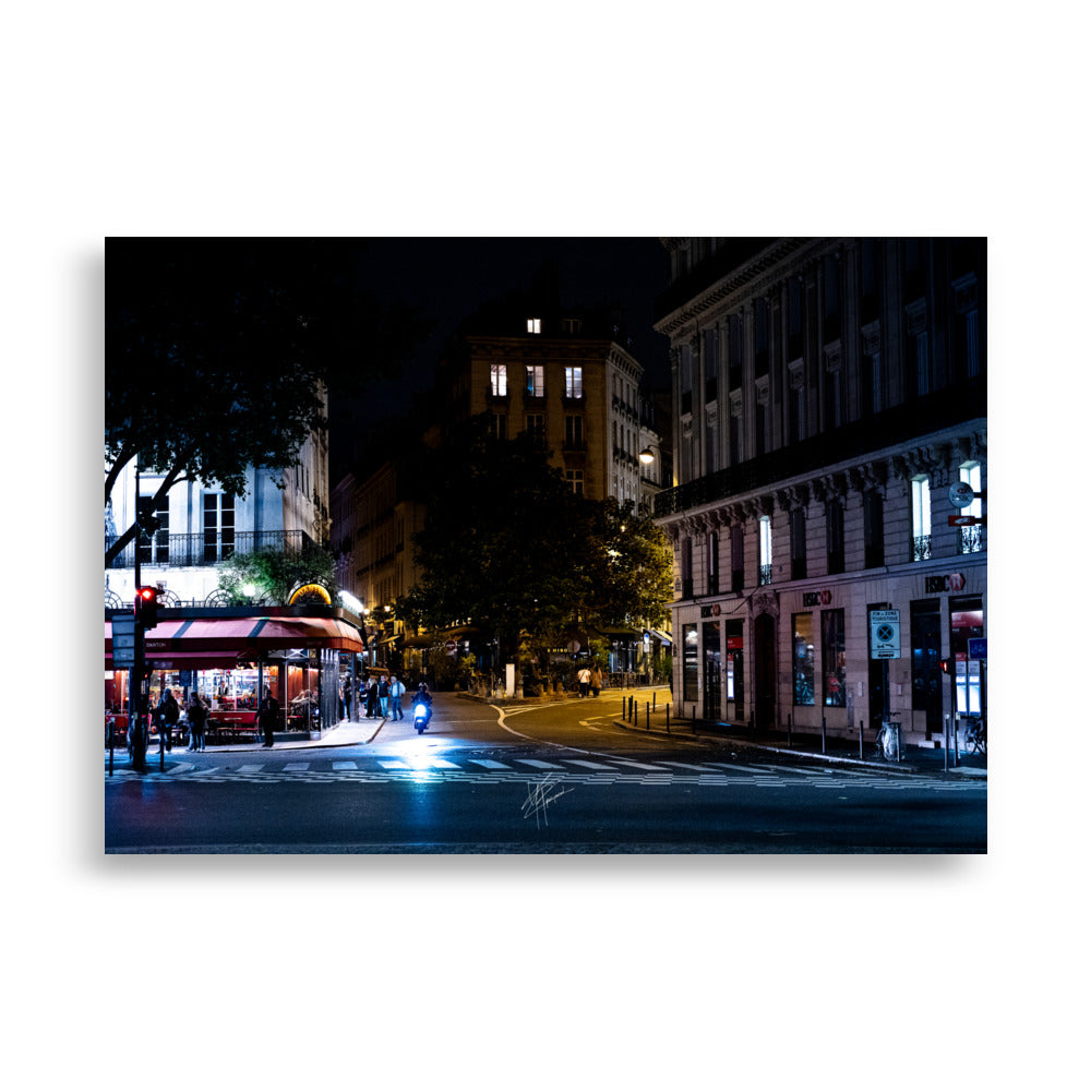 Photographie nocturne du boulevard Saint-Germain à Paris, avec ses lumières scintillantes, ses cafés animés et son architecture emblématique reflétant l'âme de la capitale française.