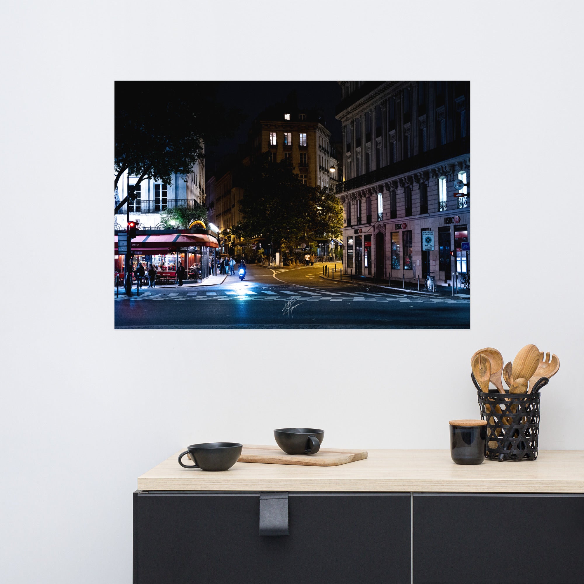 Photographie nocturne du boulevard Saint-Germain à Paris, avec ses lumières scintillantes, ses cafés animés et son architecture emblématique reflétant l'âme de la capitale française.