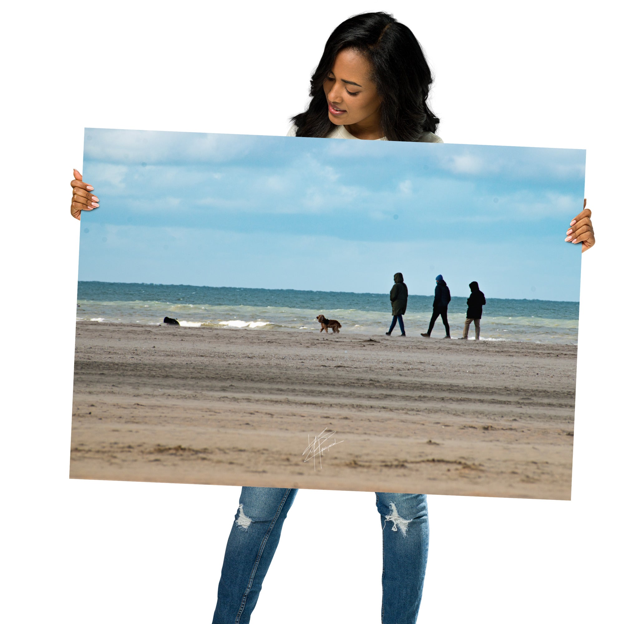 Photographie de la plage de Deauville avec des promeneurs et leur chien, capturant l'atmosphère tranquille et l'immensité de la mer normande.