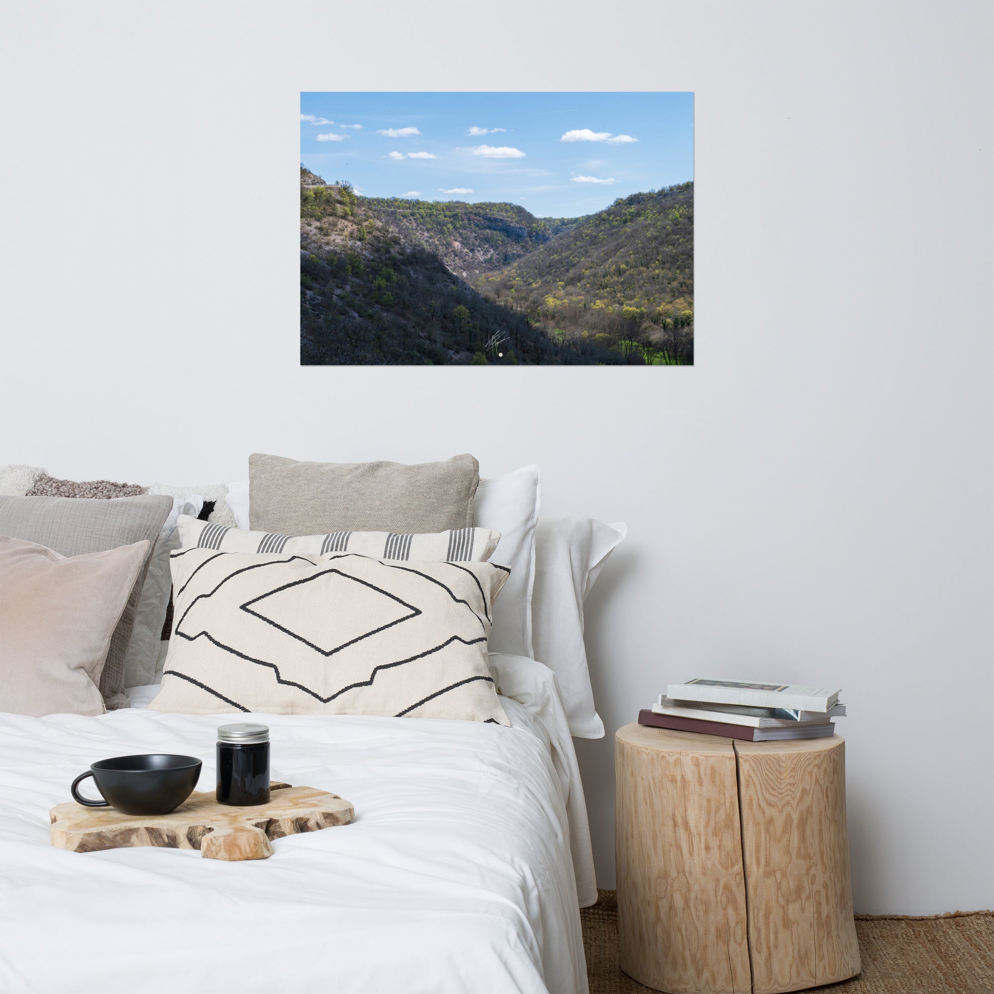 Vue panoramique de la vallée de Rocamadour en Dordogne, illustrant la beauté pittoresque et sereine du paysage, idéale pour apporter une ambiance naturelle à votre intérieur.