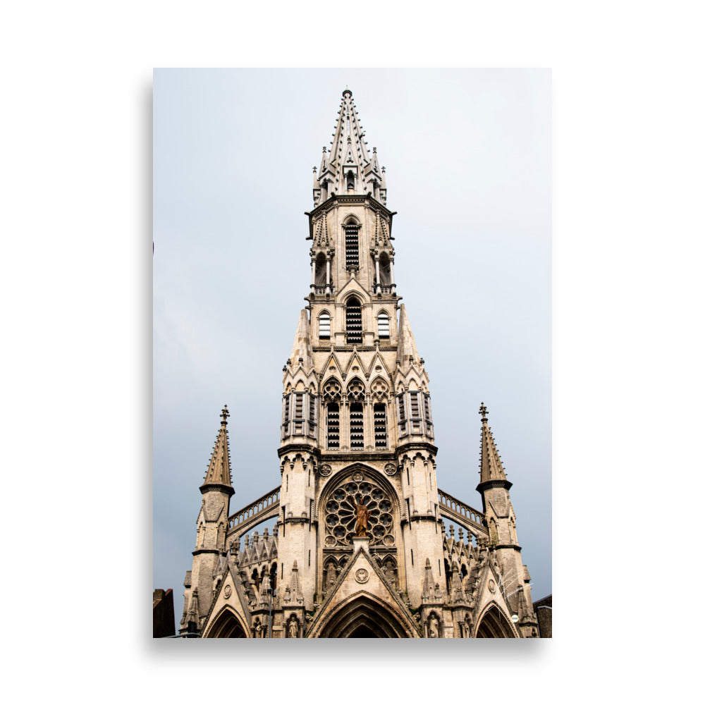 Photographie mettant en avant la face avant de l'Église catholique du Sacré-Cœur-de-Jésus à Lille, avec une attention particulière aux détails architecturaux, évoquant sa grandeur et sa beauté intemporelle.