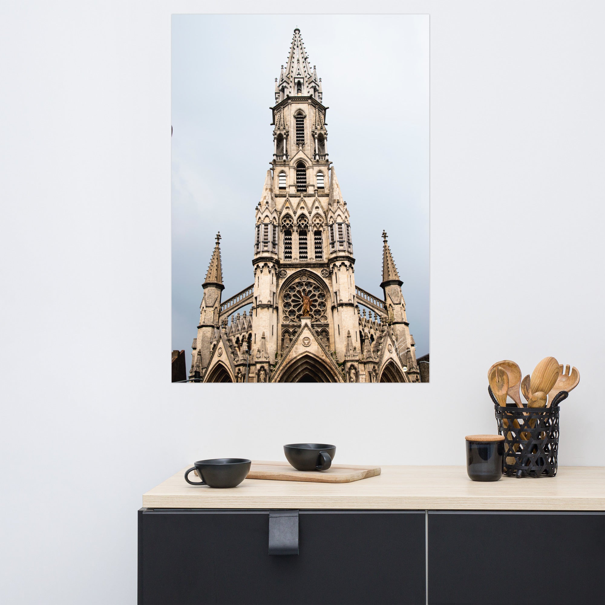 Photographie mettant en avant la face avant de l'Église catholique du Sacré-Cœur-de-Jésus à Lille, avec une attention particulière aux détails architecturaux, évoquant sa grandeur et sa beauté intemporelle.