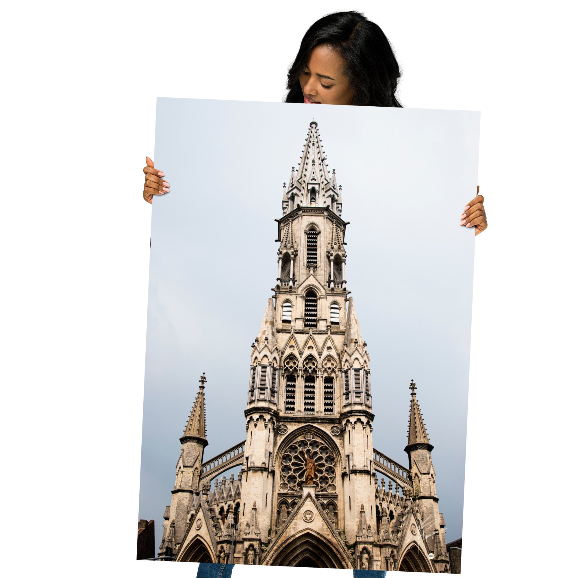 Photographie mettant en avant la face avant de l'Église catholique du Sacré-Cœur-de-Jésus à Lille, avec une attention particulière aux détails architecturaux, évoquant sa grandeur et sa beauté intemporelle.