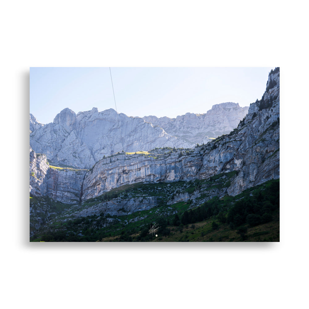 Photographie éclairée par le soleil de la face rocheuse du Massif de la Tournette, capturant sa majesté et sa splendeur.