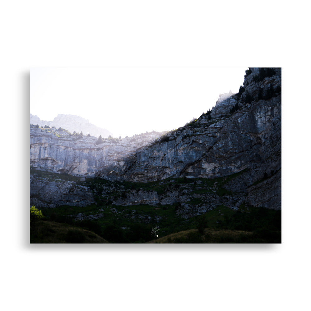 Photographie saisissante du Massif de la Tournette, capturant le moment où les premiers rayons du soleil éclairent la partie supérieure de la montagne et où l'ombre reste en bas.