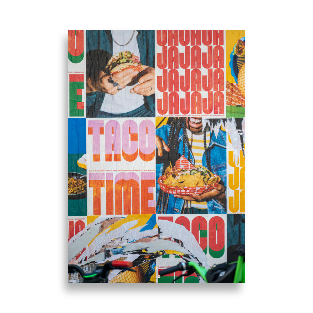 Photographie en couleur 'Jajaja', affichant des publicités animées pour 'Tacos Time' avec des images de tacos et de tortillas chips.