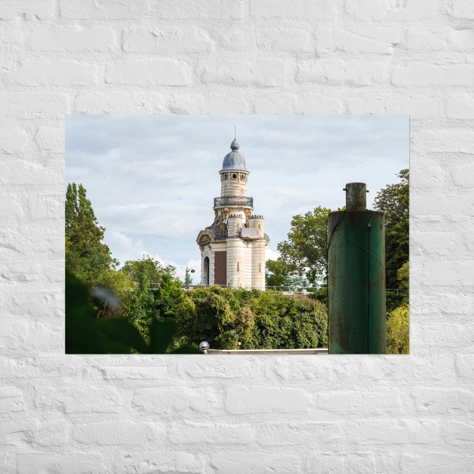 Photographie du poster 'La pompe-à-feu du château de Bagatelle', capture d'une pièce d'architecture antique dans un cadre historique.