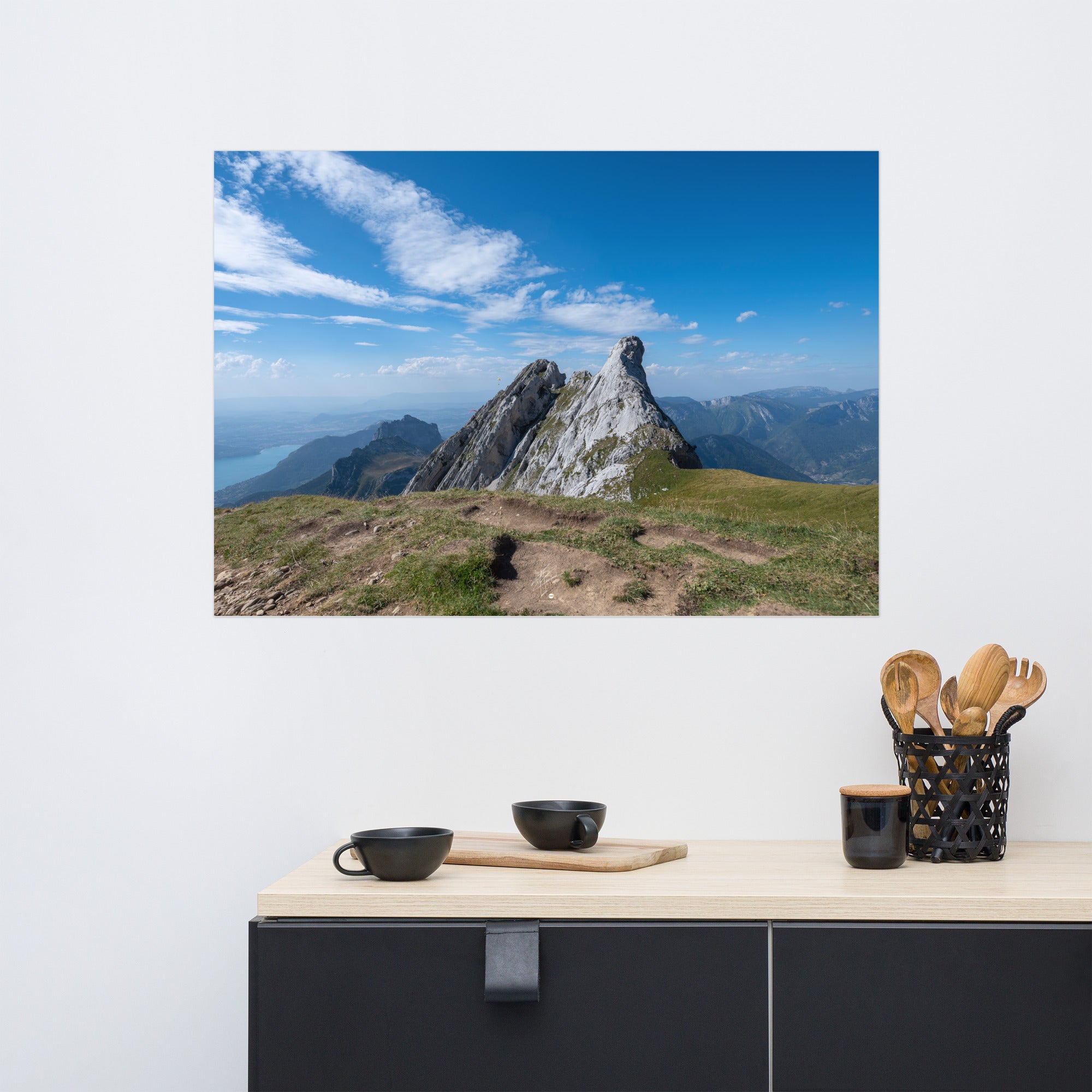 Photographie du poster 'La Tournette N02', montrant une scène pittoresque des montagnes et du lac d'Annecy en Haute-Savoie.