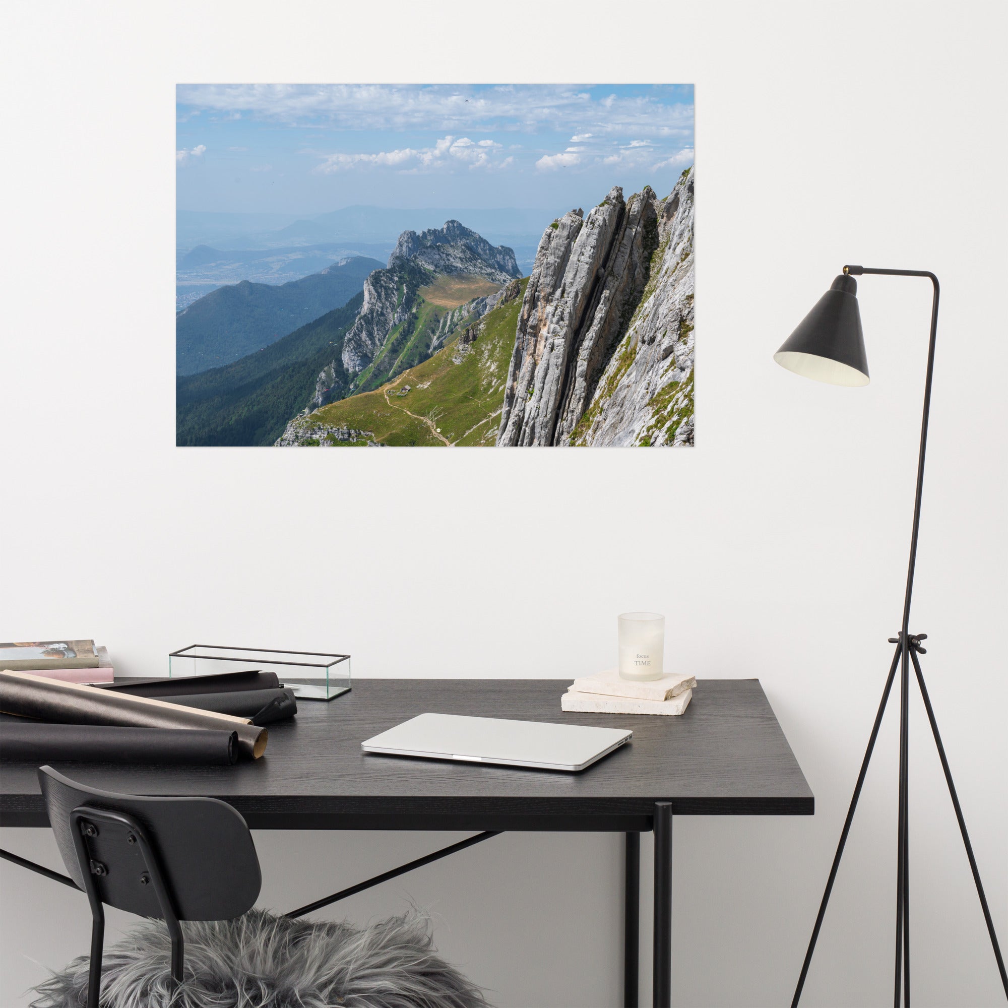 Vue panoramique du poster 'La Tournette N04', présentant un sentier de haute montagne et le lac d'Annecy en Haute-Savoie.