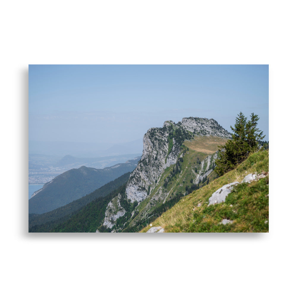 Vue panoramique du poster 'La Tournette N05', montrant une scène vertigineuse sur le flanc d'une montagne en Haute-Savoie.