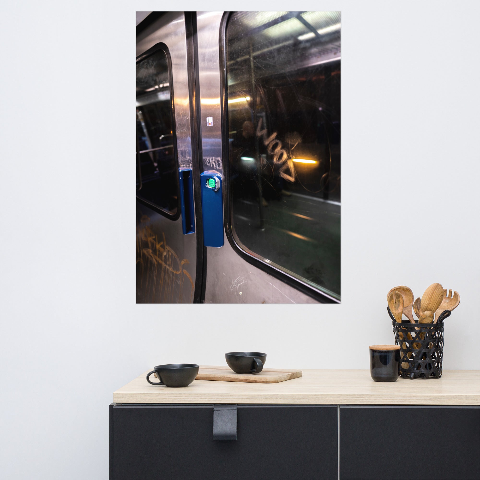 Poster 'Métro' représentant une porte de métro usée et des passants flous, capturé depuis un wagon en mouvement.